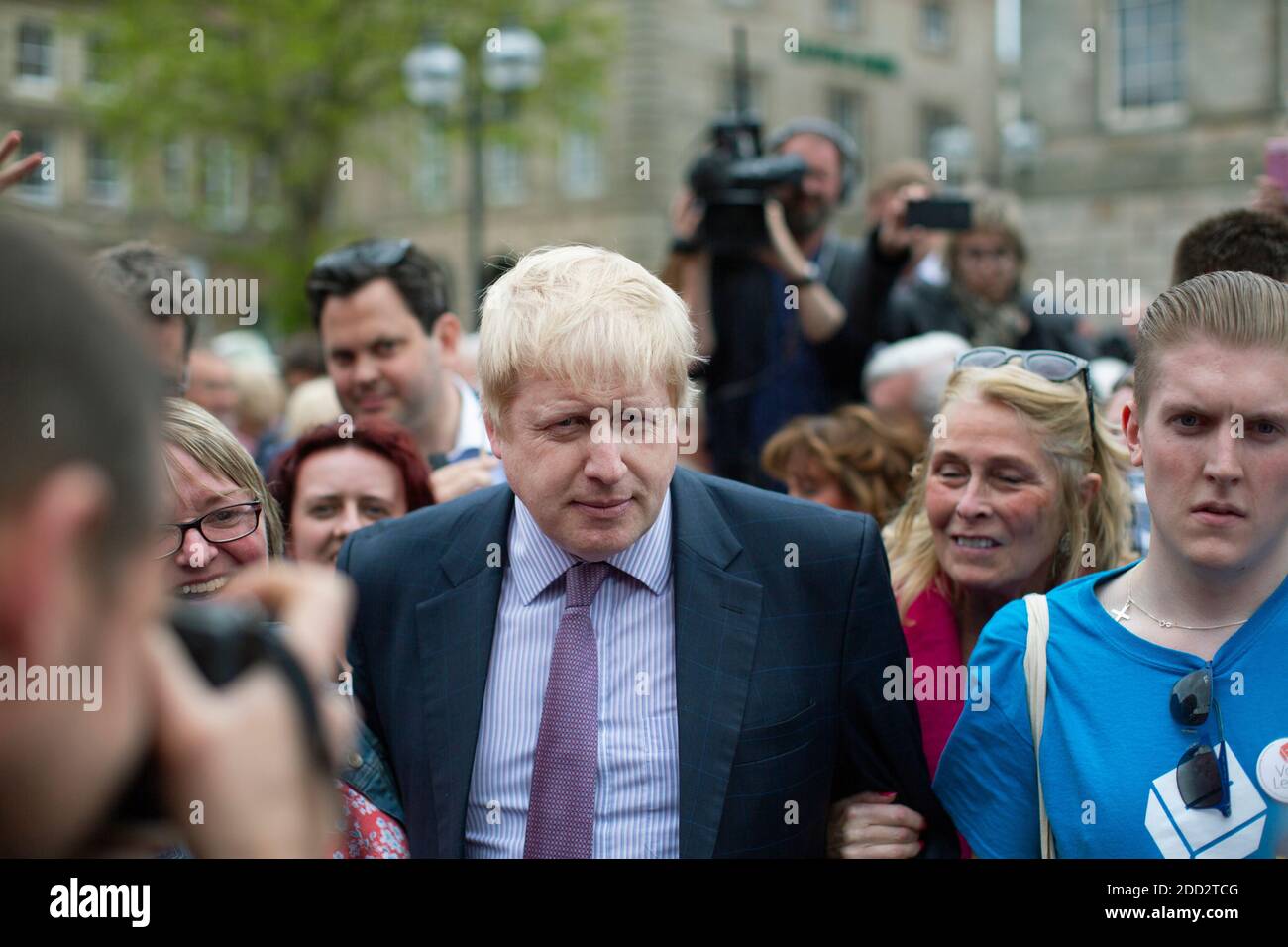 Boris Johnson avec les partisans du congé de vote et les médias à Stafford Banque D'Images