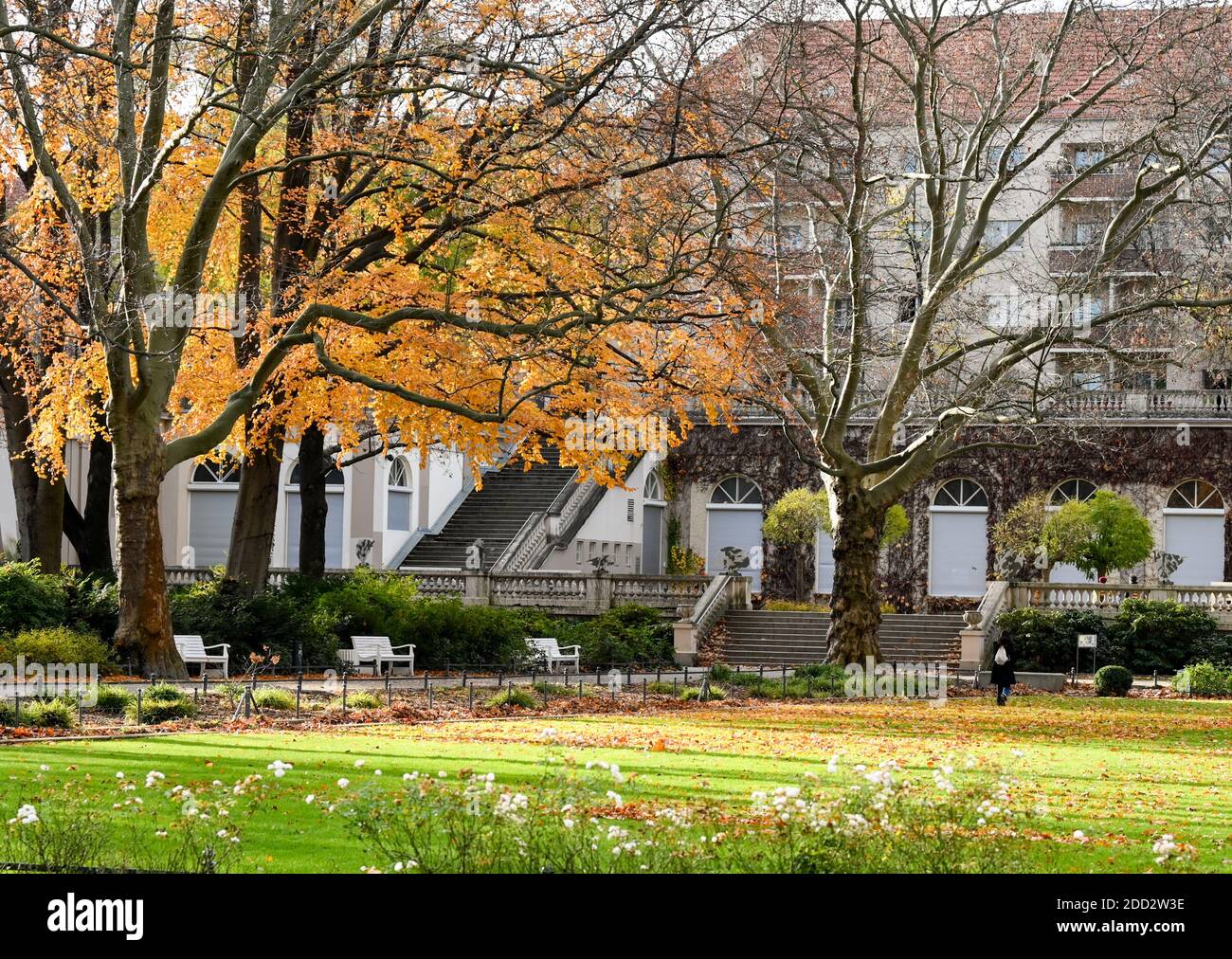 Berlin, Allemagne. 23 novembre 2020. Le Körnerpark est situé à Neukölln. Le parc ressemble à un parc du château, qui abrite une orangerie, un café, un jardin fleuri et une galerie d'expositions et d'événements changeants, en plus des caractéristiques aquatiques. Le parc a été aménagé dans une ancienne fosse de gravier, que le propriétaire Franz Körner a donné à la ville de Rixdorf en 1910. Credit: Jens Kalaene/dpa-Zentralbild/ZB/dpa/Alay Live News Banque D'Images