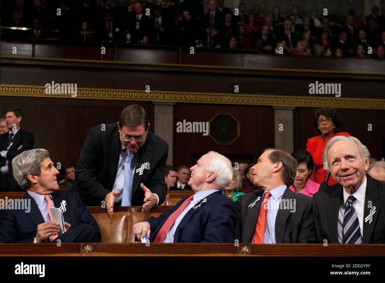 De gauche à droite : le sénateur américain John Kerry (démocrate du Massachusetts), le représentant américain Michael Burgess (républicain du Texas), le sénateur américain John McCain (républicain de l'Arizona), le sénateur américain Tom Udall (démocrate du Nouveau-Mexique), Et le sénateur américain Joe Lieberman (démocrate indépendant du Connecticut) parle dans la Chambre des représentants avant le début du discours sur l'état de l'Union du président américain Barack Obama au Capitole des États-Unis, à Washington, DC, le mardi 25 janvier 2010. Crédit obligatoire: David Lienemann - Maison Blanche via CNP | utilisation dans le monde entier Banque D'Images