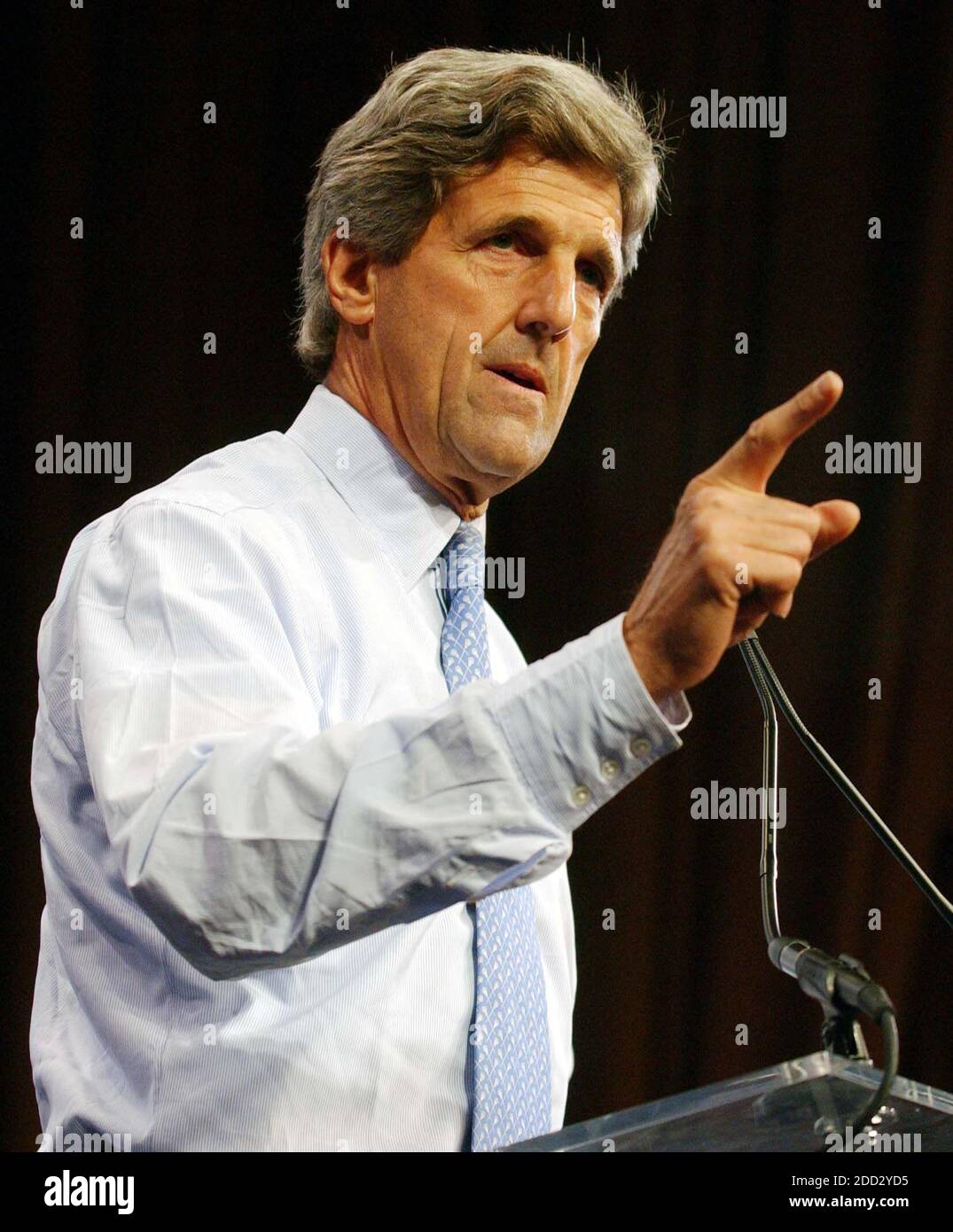 États-Unis le sénateur John Kerry (démocrate du Massachusetts) s'exprime à la Conférence d'action politique 2003 de l'Union internationale des employés de service à Washington, DC, le 8 septembre 2003. Dans ses remarques, le sénateur Kerry a critiqué la politique de l'administration Bush sur l'Irak.Credit: Ron Sachs/CNP | usage dans le monde entier Banque D'Images