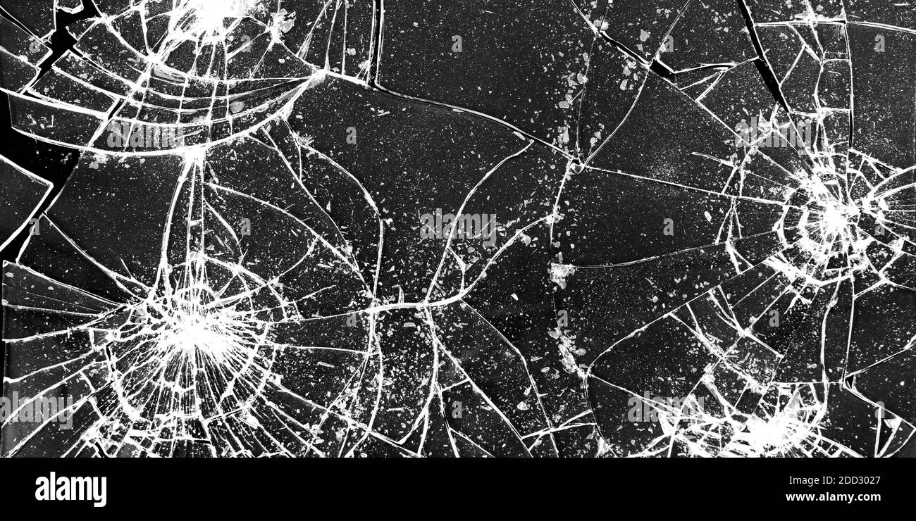 Сracked gros plan en verre sur fond sombre. Texture de verre brisé. Effet de verre fissuré réaliste isolé. Banque D'Images