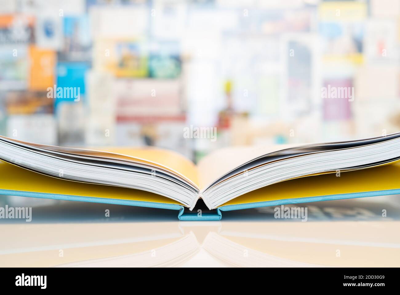 Un livre ouvert avec un arrière-plan flou pastel Banque D'Images