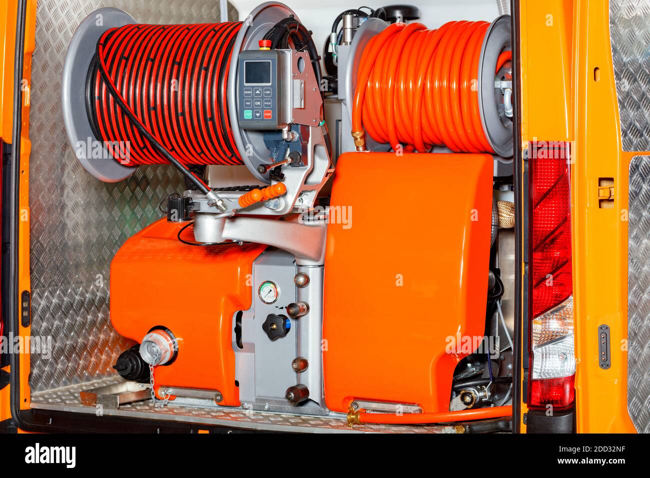 Installation d'une machine de nettoyage à haute pression pour le nettoyage industriel des tuyaux d'égout à partir d'un pick-up commercial léger. Banque D'Images