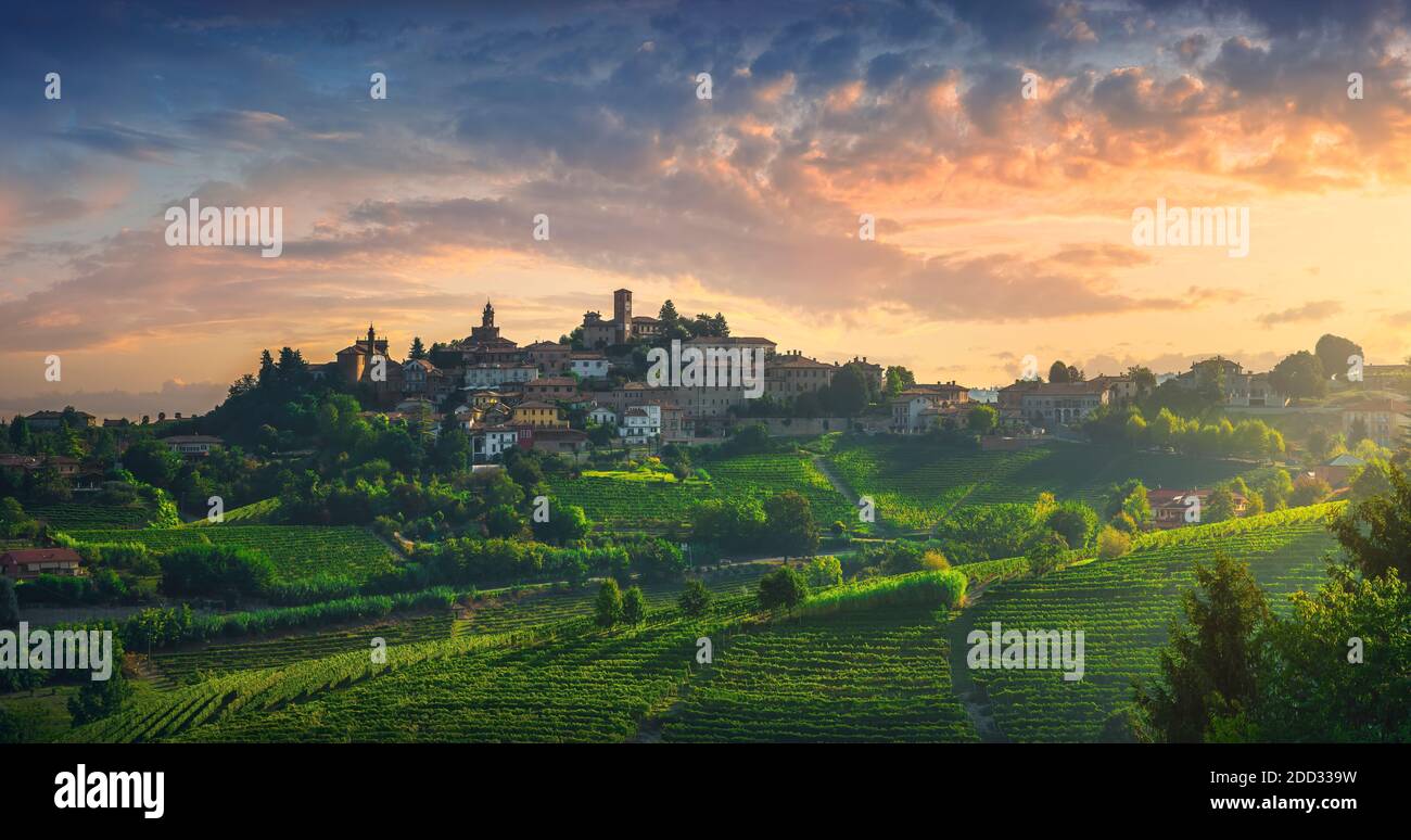 Village de Neive et vignobles de Langhe, site de l'UNESCO, Piémont, Nord de l'Italie Europe. Banque D'Images