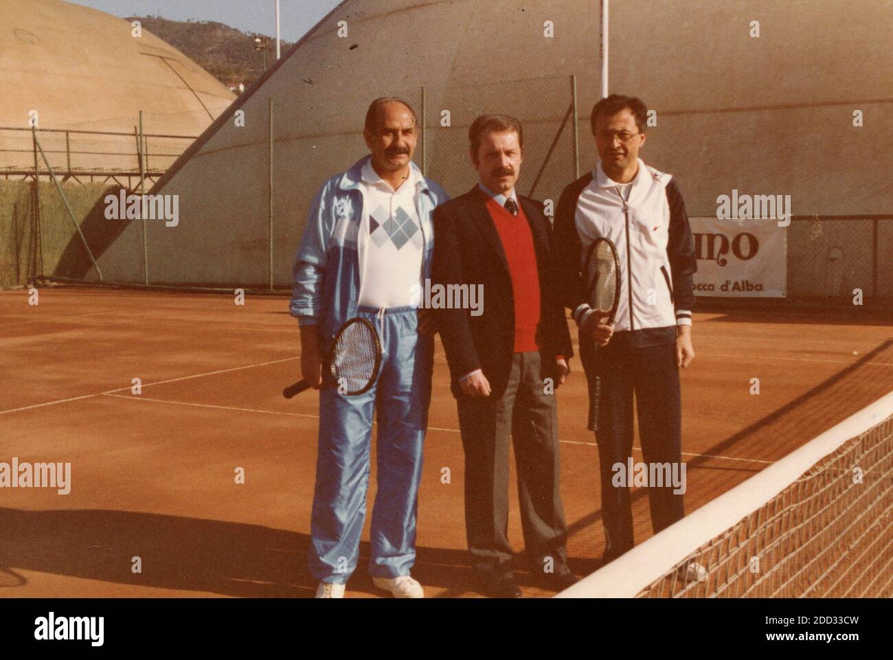 Les journalistes italiens Giorgio Barili et Ettore Trezzi jouant au tennis, Rome, Italie, années 1980 Banque D'Images