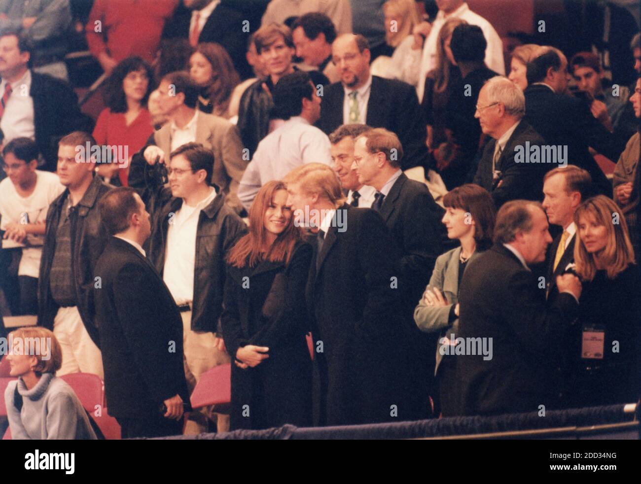 LE président AMÉRICAIN Donald Trump et Melania Knauss parmi les spectateurs, 1998 Banque D'Images