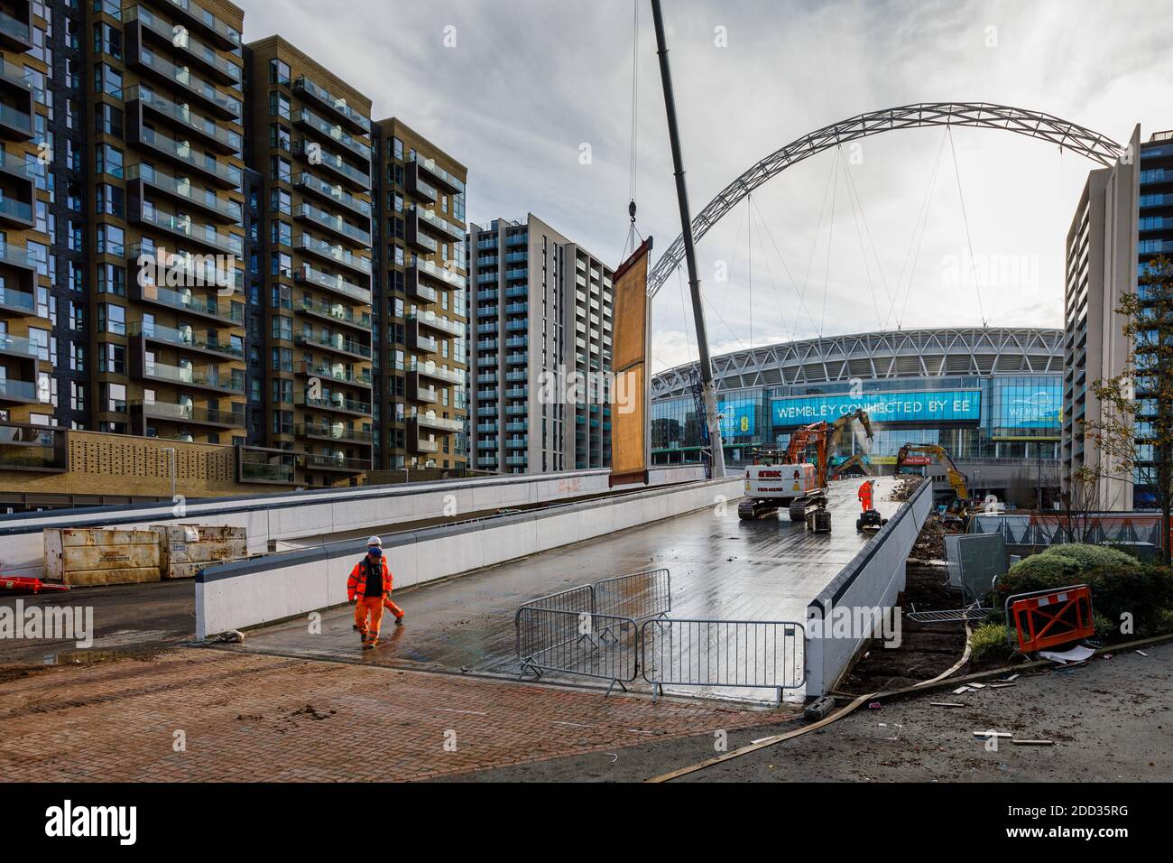 La démolition de « Wembley Way », l'emblématique sentier de randonnée de Wembley Stadium, une passerelle piétonne à deux rampes vieille de 46 ans, se poursuit. Banque D'Images