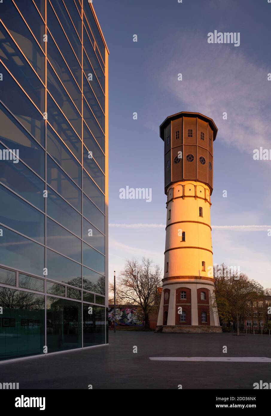 Gütersloh, Historischer Wasserturm, Links die Fassade des Theatres, 2008-2010 von Jörg Friedrich erbaut Banque D'Images