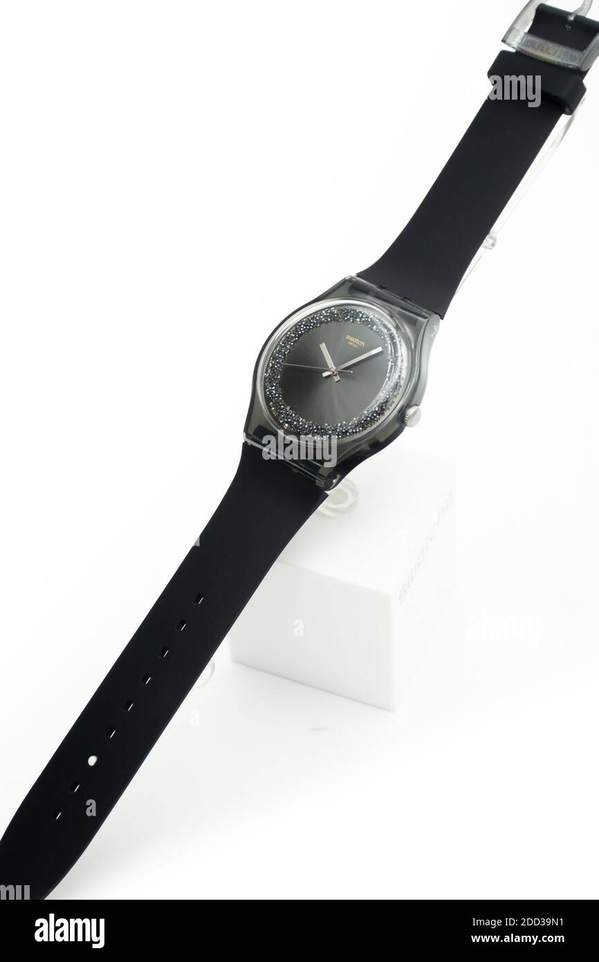 Paris, France 07.10.2020 - Swatch quartz Fashion Watch cadran nacré noir  Photo Stock - Alamy