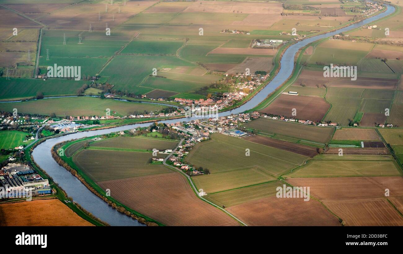 Photographie aérienne des villages de l'est et de l'Ouest Stockwith, divisés par la rivière Trent, au nord de l'Angleterre, au Royaume-Uni Banque D'Images