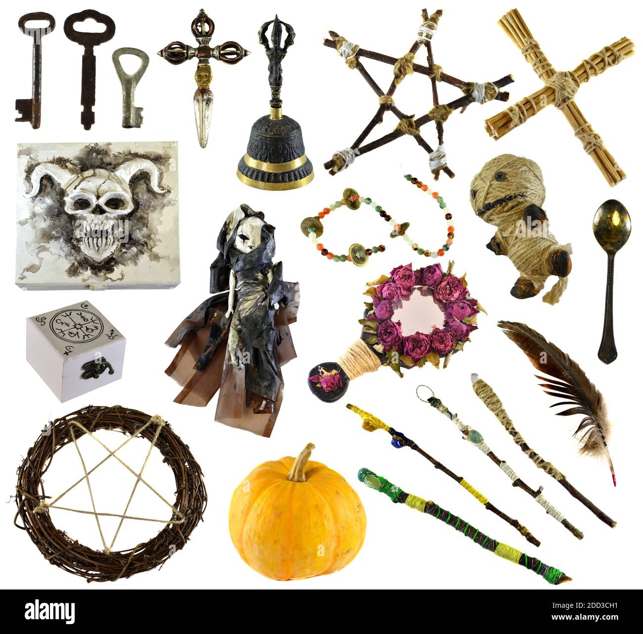Ensemble de motifs avec objets rituels avec poupée voodoo, pentagramme, citrouille isolée sur blanc. Wicca, ésotérique, divination et concept occulte avec MAG vintage Banque D'Images