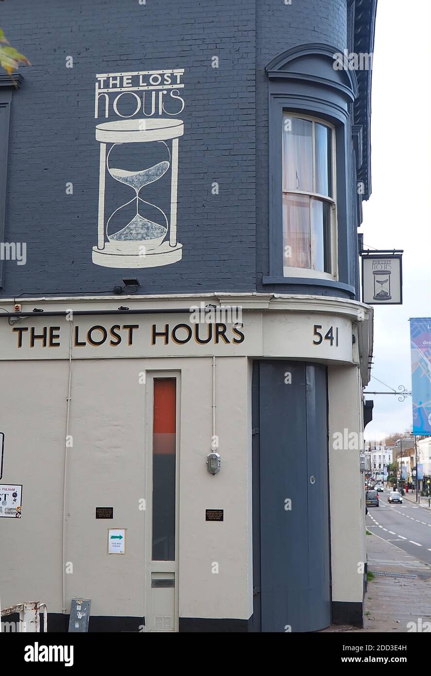 Londres, Royaume-Uni. 24 novembre 2020. Les pubs et les bars seront autorisés à rouvrir le 2 décembre, mais selon des règles plus strictes. Photo: Le pub bien nommé “The Lost hours” à Chelsea. Crédit : Brian Minkoff/Alamy Live News Banque D'Images