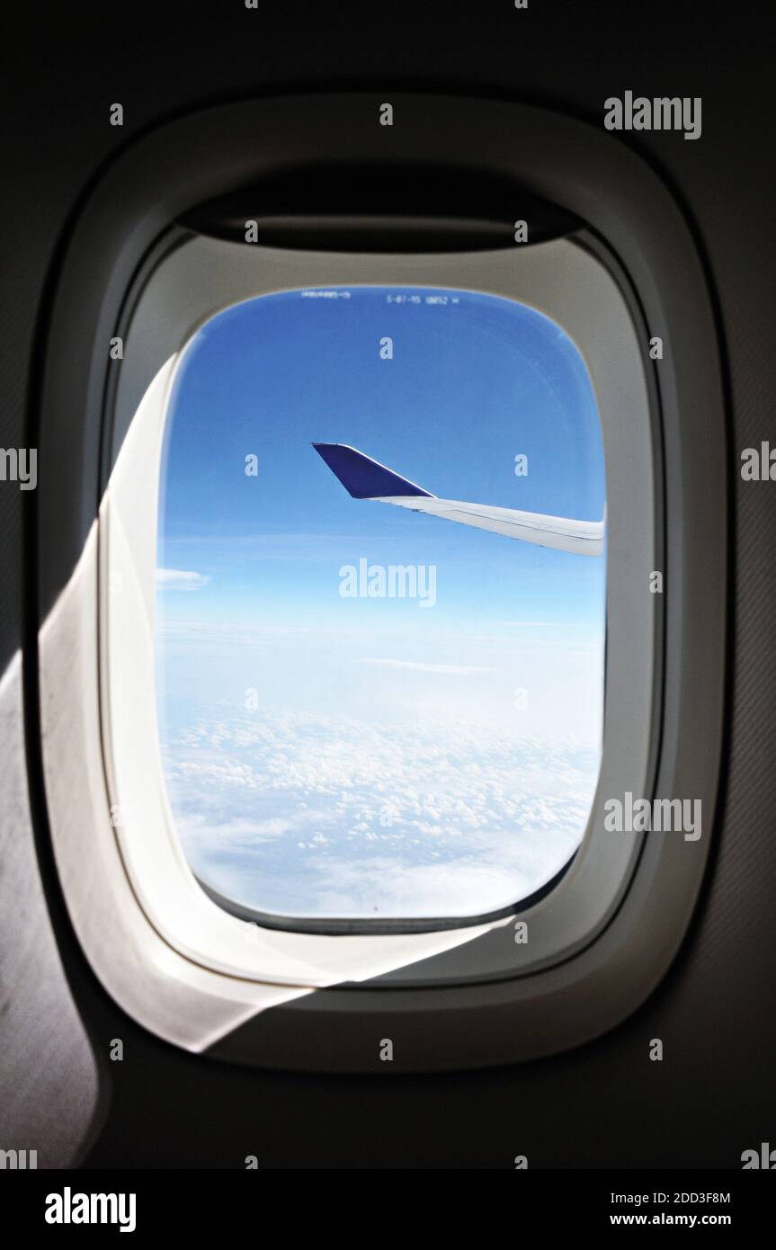 Vue aérienne d'un avion volant dans le ciel à travers fenêtre Banque D'Images