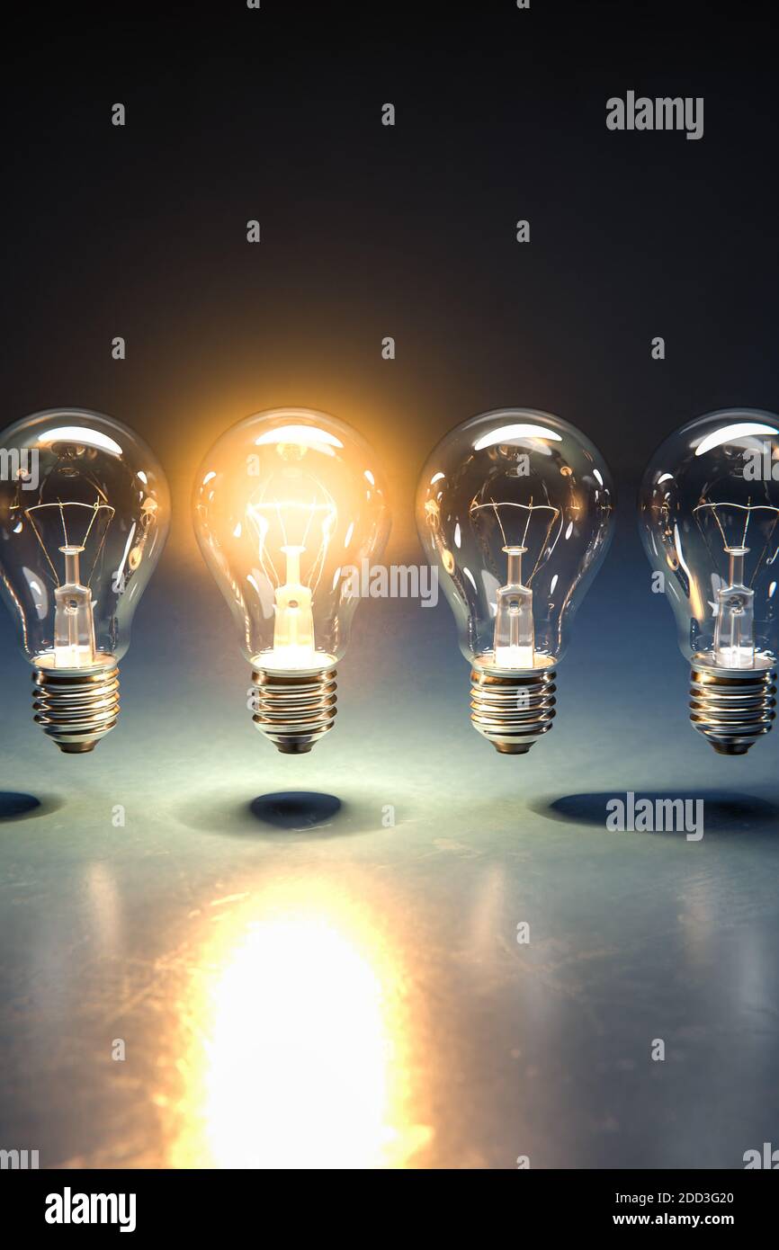 Une rangée d'ampoules avec un éclairage général - concept pour avoir une idée, l'innovation, se faire remarquer. Banque D'Images