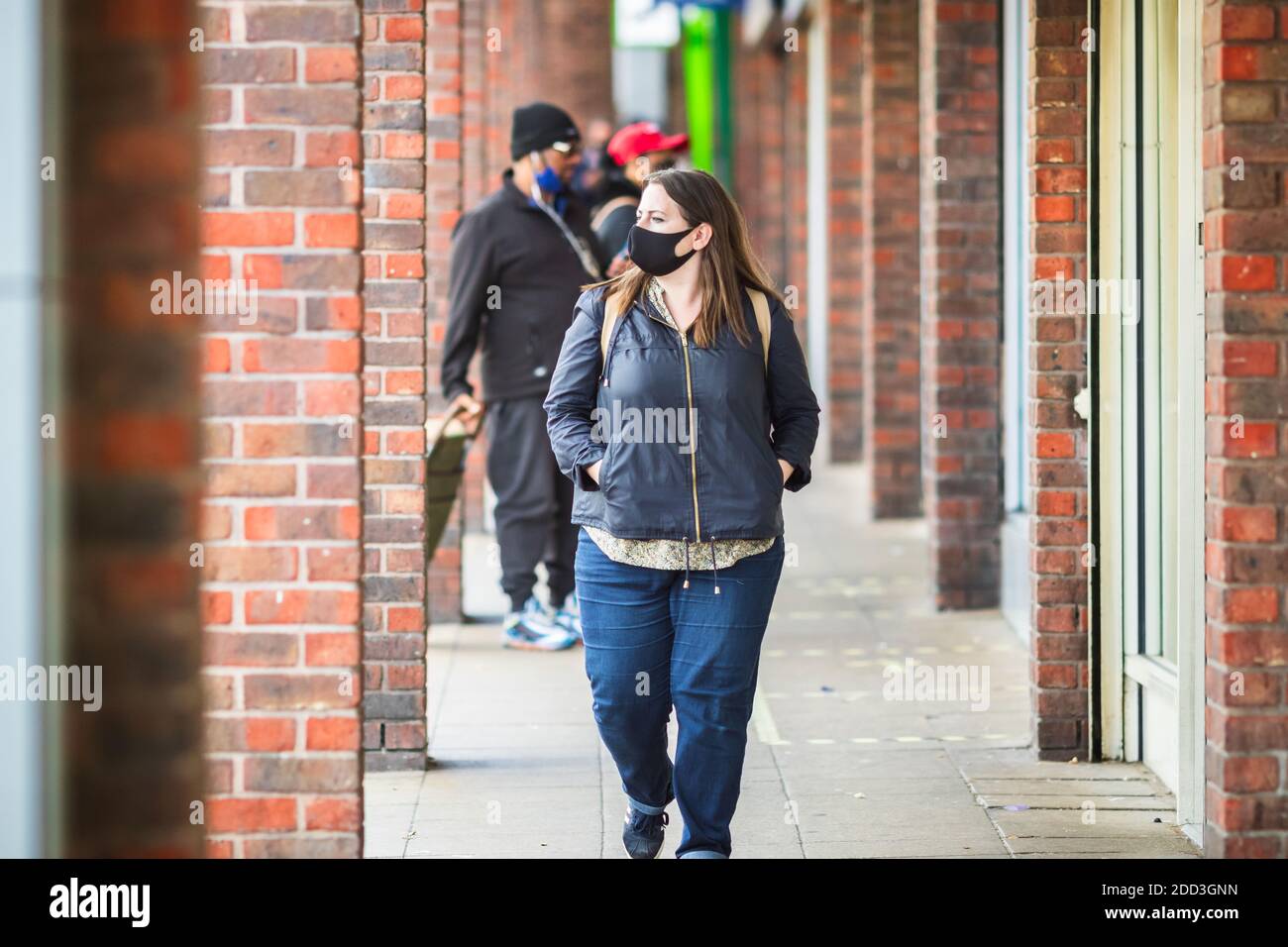 Londres, Royaume-Uni - 3 novembre 2020 - UNE jeune femme de race blanche portant un masque facial lorsqu'elle fait ses achats sur le marché de Walthamstow Banque D'Images