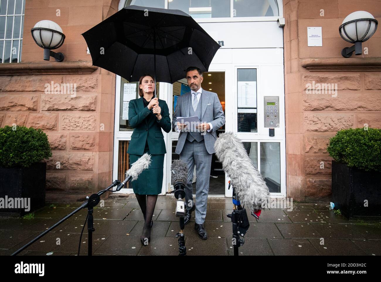 L'avocat Aamer Anwar, aux côtés du consultant libyen Ferial El Ayeb (à gauche), fait une déclaration aux médias à Glasgow avant un appel contre la condamnation de Abdelbaset al-Megrahi pour l'attentat à la bombe de Lockerbie à la haute Cour de justice d'Édimbourg. Banque D'Images