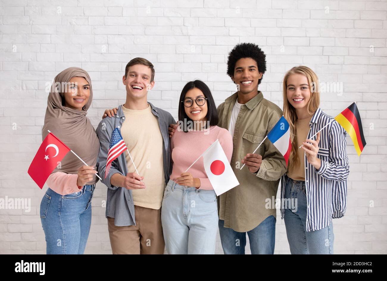 Jeunes étudiants multiethniques avec des drapeaux de différents pays prêts à le faire etude Banque D'Images