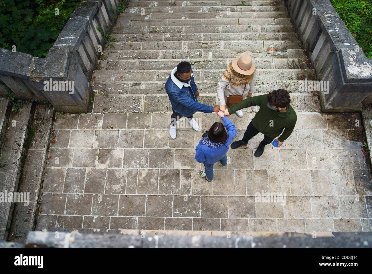 Vue de dessus de groupe de jeunes saluant à l'extérieur de la ville. Concept de coronavirus. Banque D'Images