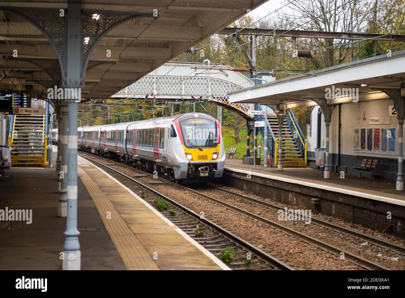 Prittlewell, Southend on Sea, Essex, Royaume-Uni. 24 novembre 2020. Greater Anglia prévoit lancer ses premiers services passagers cette semaine sur la ligne London Liverpool Street à Southend Victoria à l’aide de tout nouveaux trains électriques Bombardier Class 720 Aventra à unités multiples. Construites à l’usine Bombardier de Derby, les unités remplaceront des équipements beaucoup plus anciens, dont certains remontent aux années 1980 Les unités ont une vitesse maximale de 100 mph et sont équipées de prises de courant pour les voyageurs de banlieue et chauffage par le sol. En préparation, ils ont effectué des essais aujourd'hui, en passant par Prittlewell Banque D'Images