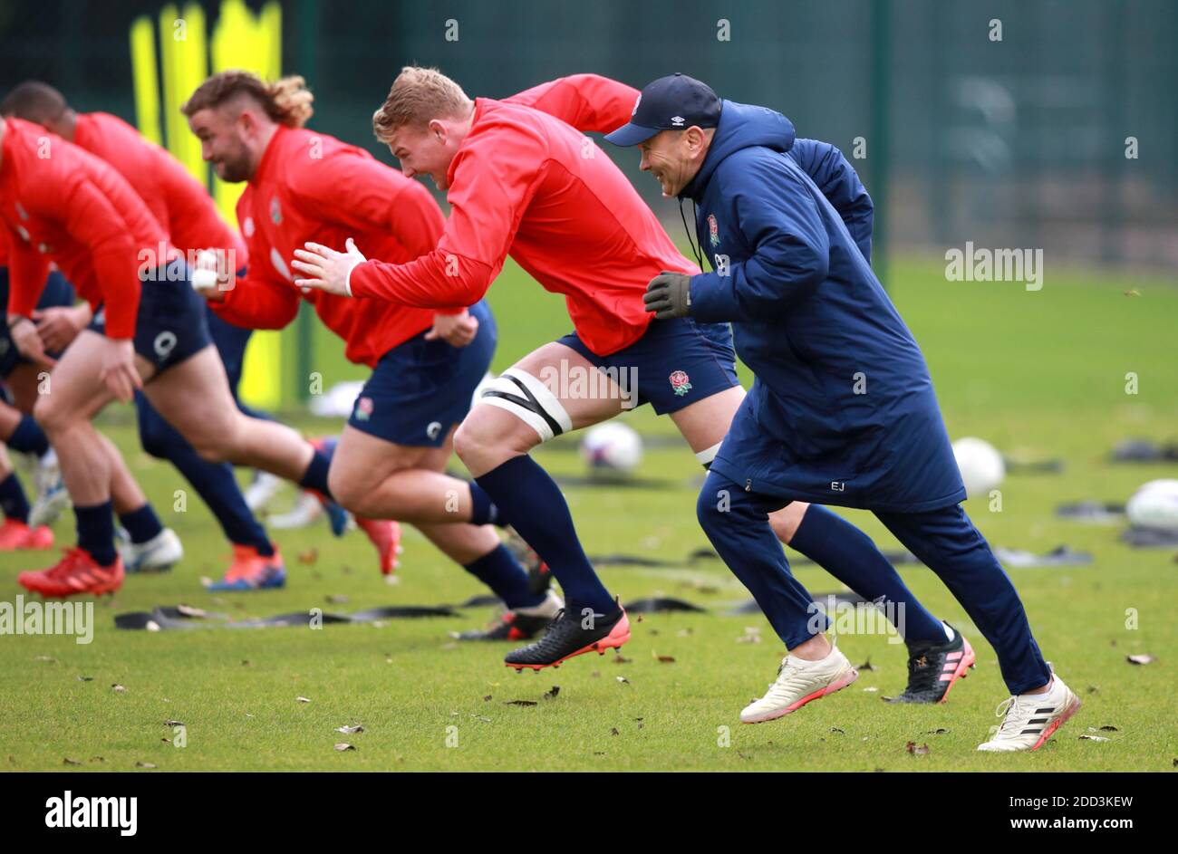 Eddie Jones, entraîneur-chef d'Angleterre, pendant la séance d'entraînement au Lensbury Hotel, Londres. Banque D'Images