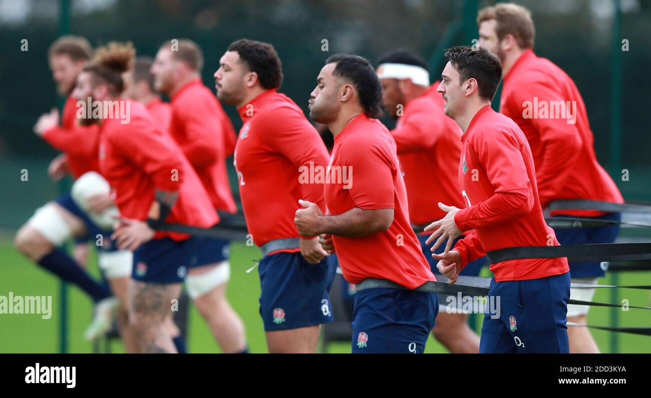 Alex Mitchell (à droite) et Billy Vunipola (au centre à droite) pendant la séance de formation à l'hôtel Lensbury, Londres. Banque D'Images