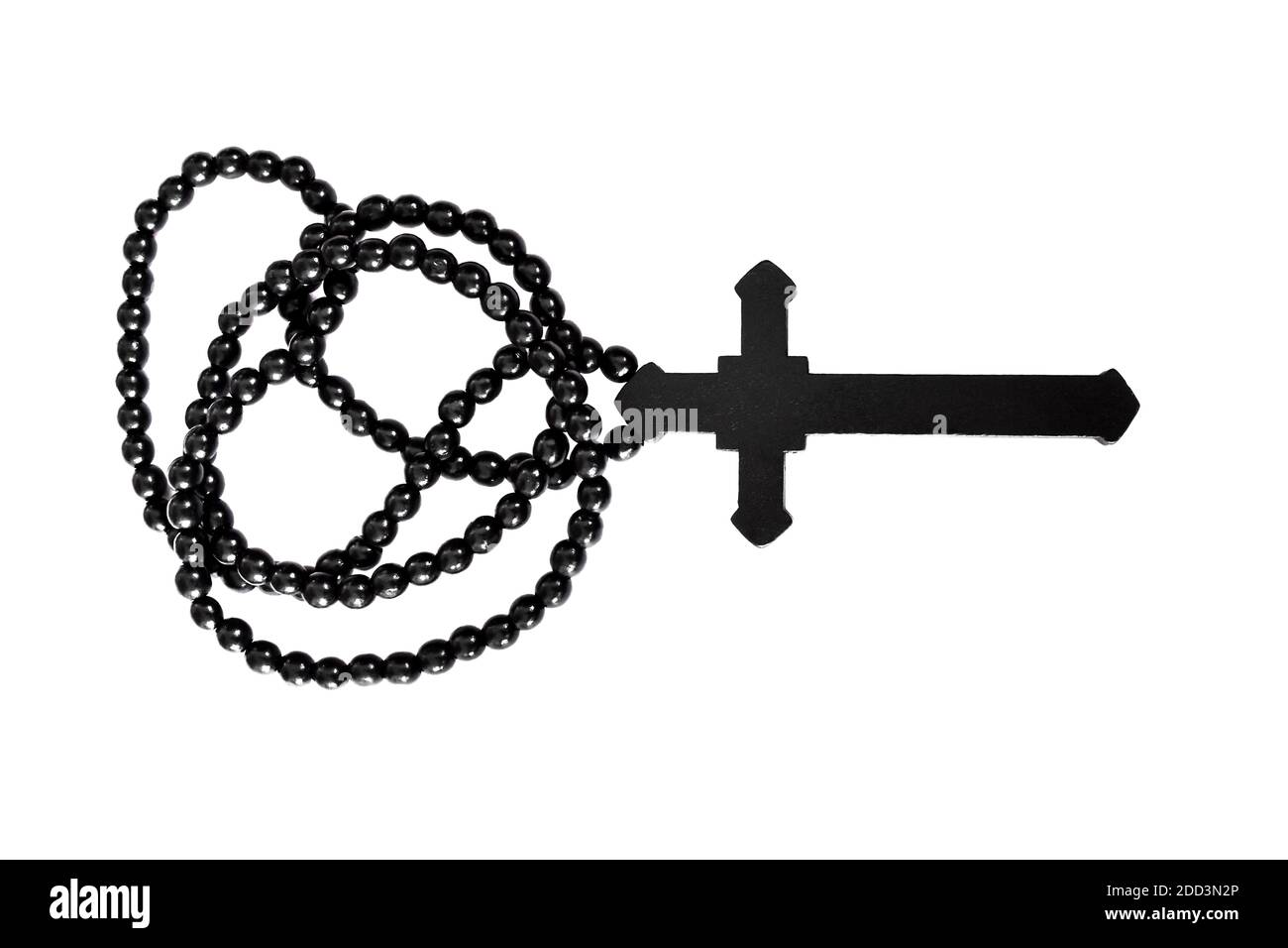 Collier de croix chrétienne noire isolé sur fond blanc. Banque D'Images