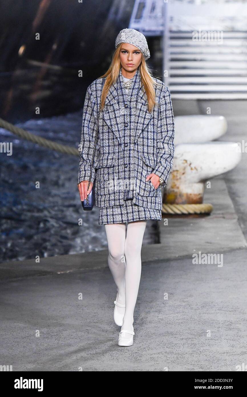 Stella Maxwell marche sur la piste pendant la Collection Chanel Cruise 2018/2019 au Grand Palais le 3 mai 2018 à Paris, France. Photo de Laurent Zabulon/ABACAPRESS.COM Banque D'Images