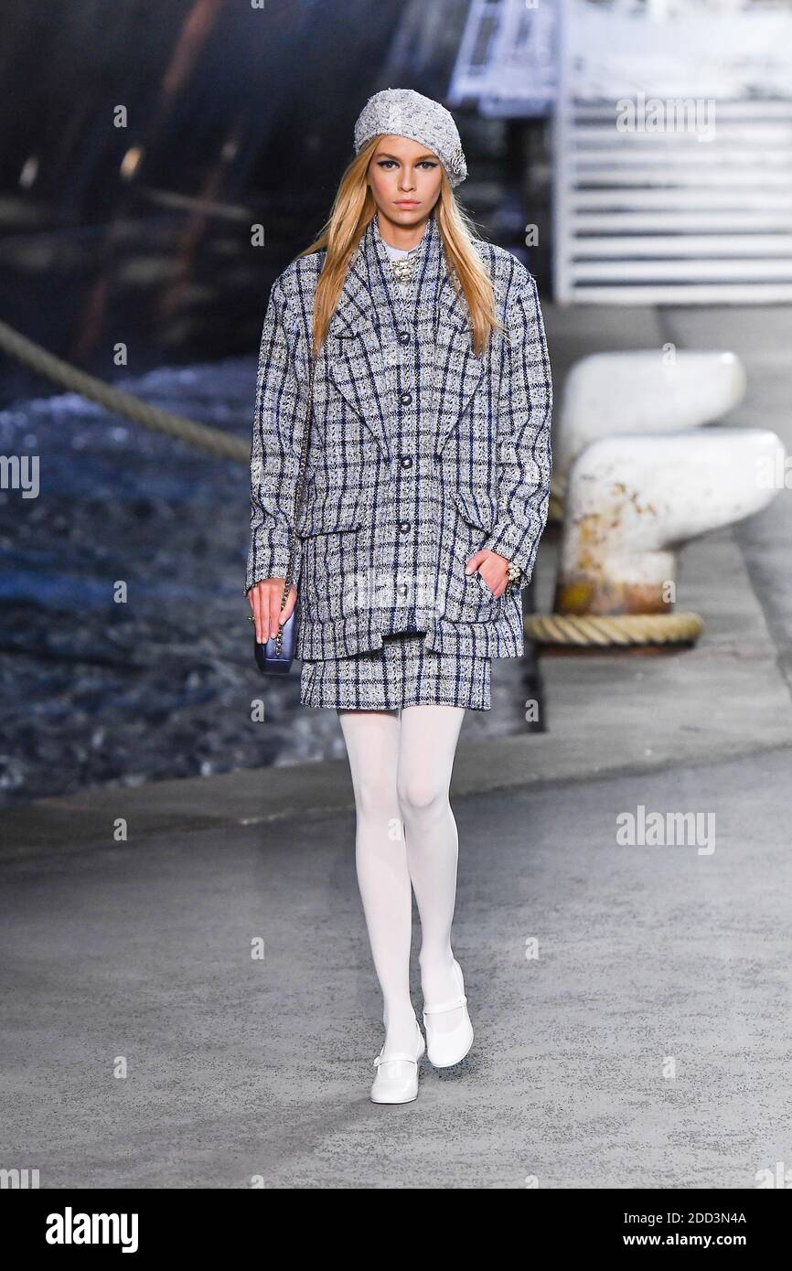 Stella Maxwell marche sur la piste pendant la Collection Chanel Cruise 2018/2019 au Grand Palais le 3 mai 2018 à Paris, France. Photo de Laurent Zabulon/ABACAPRESS.COM Banque D'Images