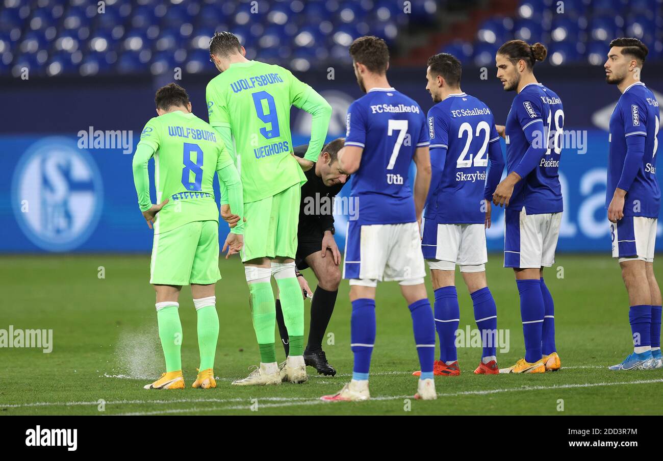 L'arbitre Marco FRITZ dessine une ligne de kick gratuite, football, Bundesliga, 8e jour de match, FC Schalke 04 (GE) - VfL Wolfsburg (WOB) 0: 2 le 21 novembre 2020 à Gelsenkirchen/Allemagne. Photo: Juergen Fromme - Firo Sportphoto - PISCINE VIA FOTOAGENTUR SVEN SIMON PAS DE VENTE SECONDAIRE (RE-) DANS les 48h APRÈS COUP-OFF-seulement à des fins journalistiques! Réservé à un usage éditorial ! Les réglementations DFL interdisent toute utilisation de photographies comme séquences d'images et/ou quasi-vidéo. Les réglementations DFL interdisent toute utilisation de photographies comme séquences d'images et/ou quasi-vidéo. Agences de presse nationales et internationales PAS DE REVENTE! € | utilisation wor Banque D'Images