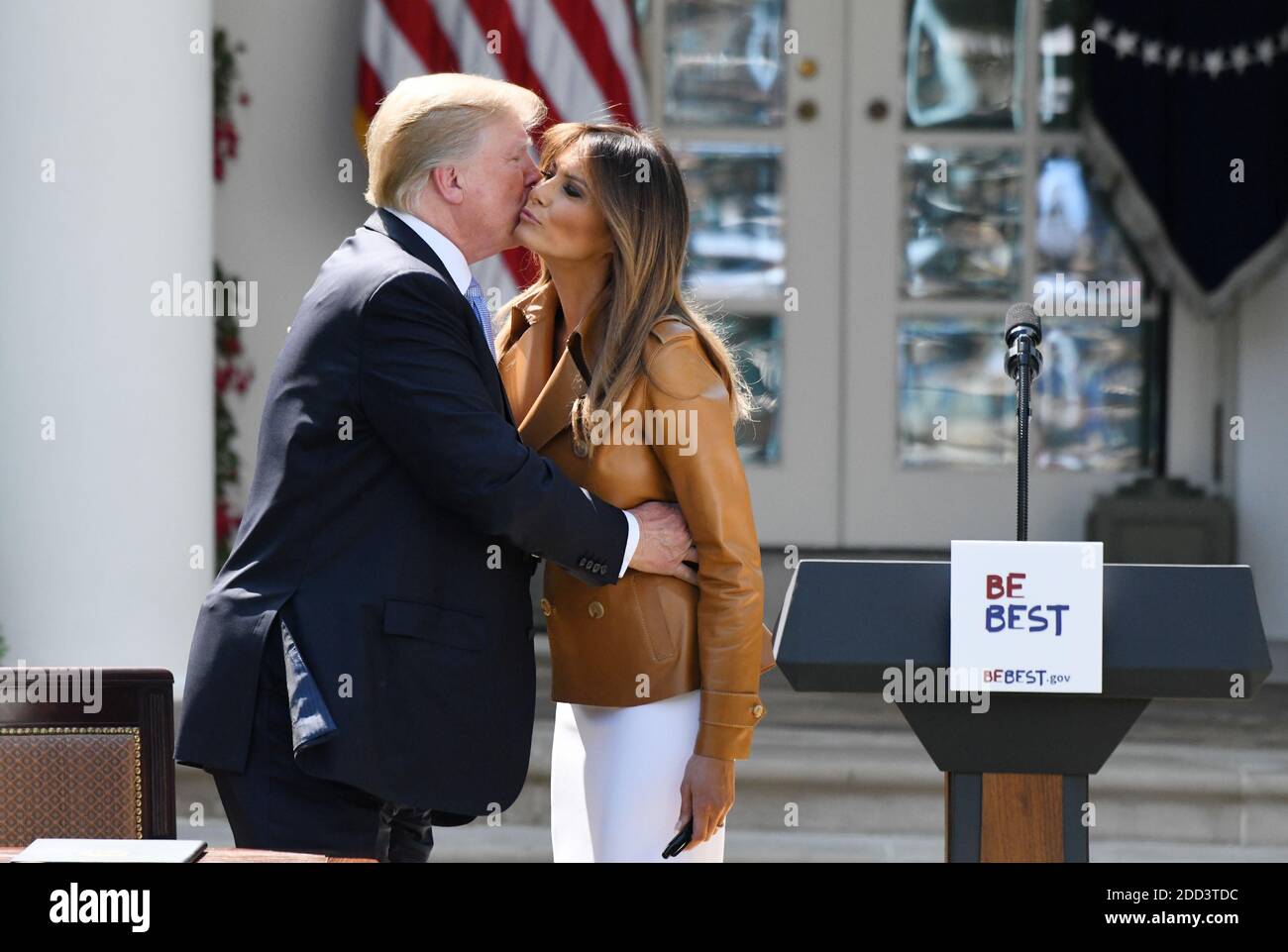 Le président américain Donald Trump embrasse la première dame Melania Trump lors du lancement des initiatives de la première dame Melania Trumpâl le 7 mai 2018 dans le jardin des roses de la Maison Blanche à Washington, DC. Photo par Olivier Douliery/Abaca Press Banque D'Images