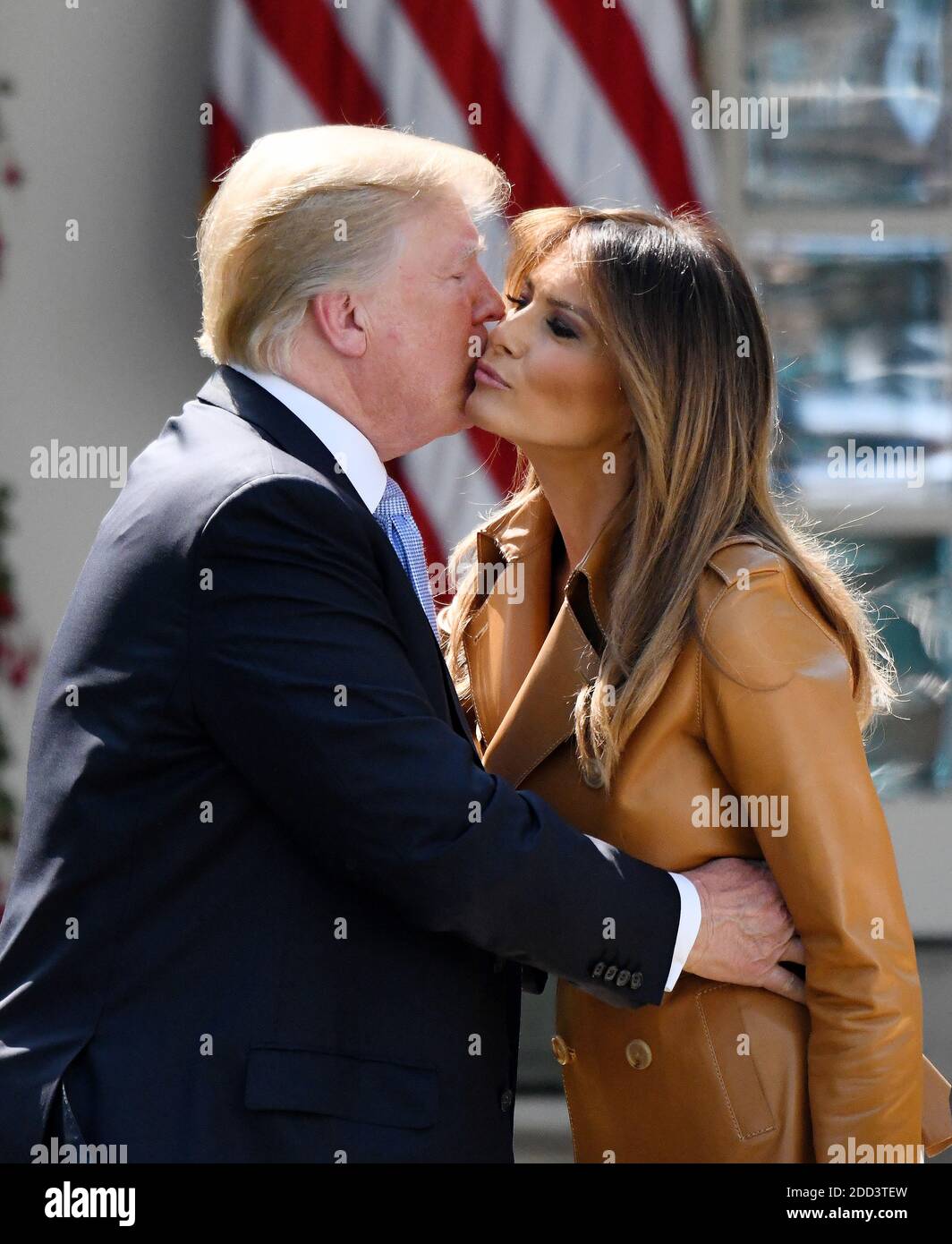 Le président américain Donald Trump embrasse la première dame Melania Trump lors du lancement des initiatives de la première dame Melania Trumpâl le 7 mai 2018 dans le jardin des roses de la Maison Blanche à Washington, DC. Photo par Olivier Douliery/Abaca Press Banque D'Images