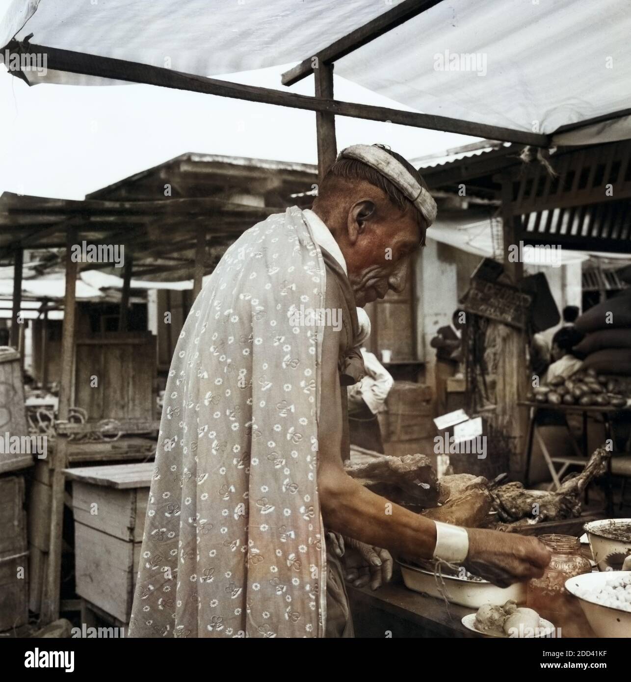 Eingeborener auf dem Markt in der Stadt Ambato, hier ein junger Mann, de l'Equateur 1960 er Jahre. À l'origine le marché dans la ville d'Ambato, ici un jeune homme, de l'Équateur 60. Banque D'Images
