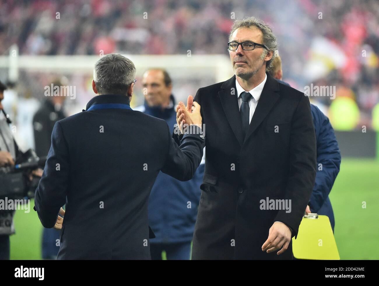 Photo du dossier - Laurent blanc, entraîneur en chef du PSG, est vu lors du dernier match de football de la coupe de la Ligue Paris Saint Germain v Lille, au stade Stade de France, à Saint Denis, au nord de Paris, en France, le samedi 23 avril 2016. PSG a remporté 2-1 et son 6e titre. Chelsea aurait traquer Laurent blanc comme « premier candidat » pour remplacer Antonio Conte à la barre du club. Blanc, qui n'a pas réussi depuis son départ de Paris Saint-Germain en 2016, est récemment devenu un candidat de premier plan. Photo de Christian Liewig/ABACAPRESS.COM Banque D'Images