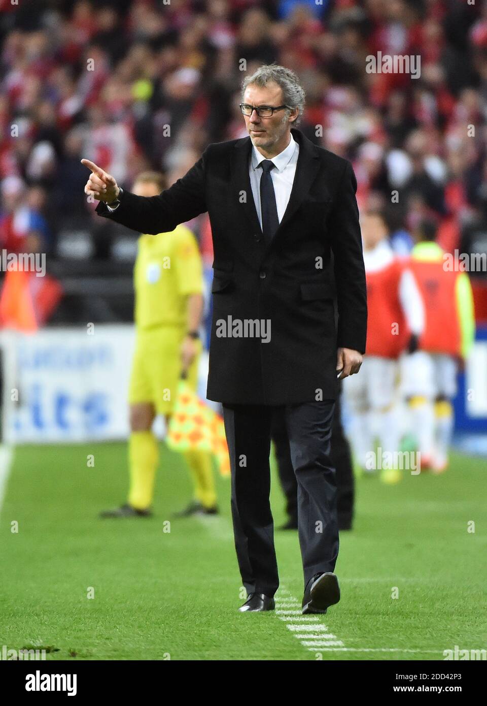Photo du dossier - Laurent blanc, entraîneur en chef du PSG, est vu lors du dernier match de football de la coupe de la Ligue Paris Saint Germain v Lille, au stade Stade de France, à Saint Denis, au nord de Paris, en France, le samedi 23 avril 2016. PSG a remporté 2-1 et son 6e titre. Chelsea aurait traquer Laurent blanc comme « premier candidat » pour remplacer Antonio Conte à la barre du club. Blanc, qui n'a pas réussi depuis son départ de Paris Saint-Germain en 2016, est récemment devenu un candidat de premier plan. Photo de Christian Liewig/ABACAPRESS.COM Banque D'Images