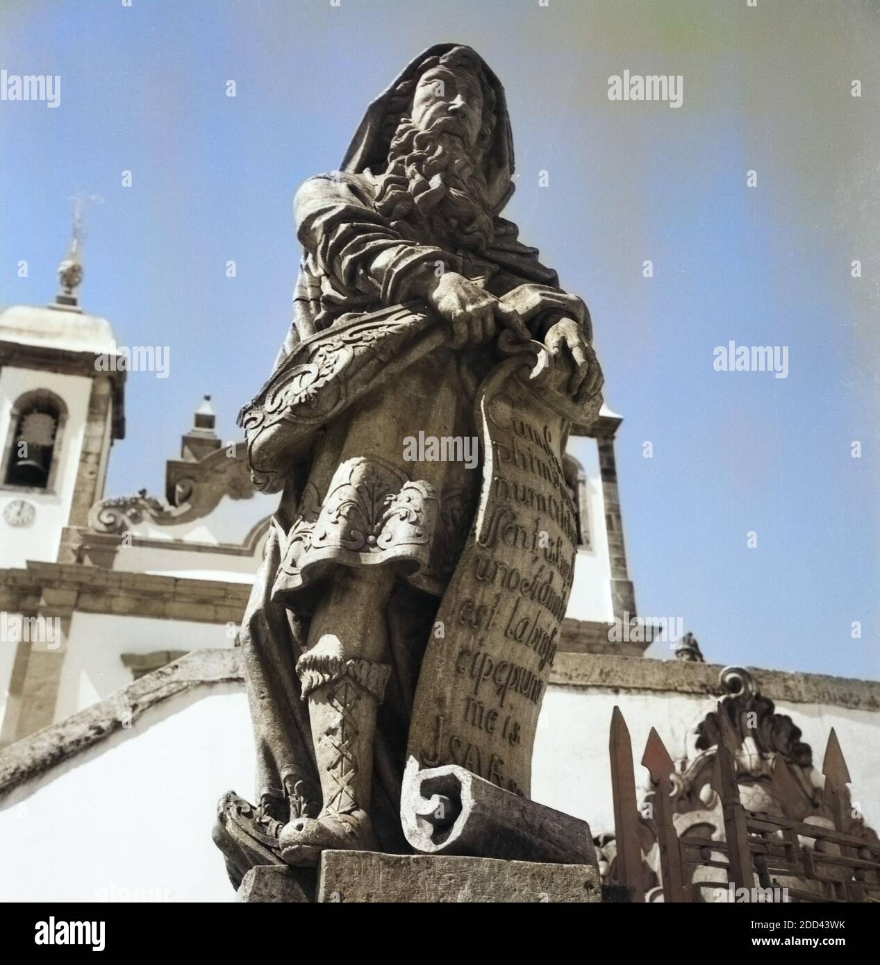 Statuen vor der Kirche Heiligtum des Guten Herrn Jésus à Congonhas, Brésil 1966. Des statues en face de l'église sanctuaire de Bom Jesus do Matosinhos à Congonhas, Brésil 1966. Banque D'Images