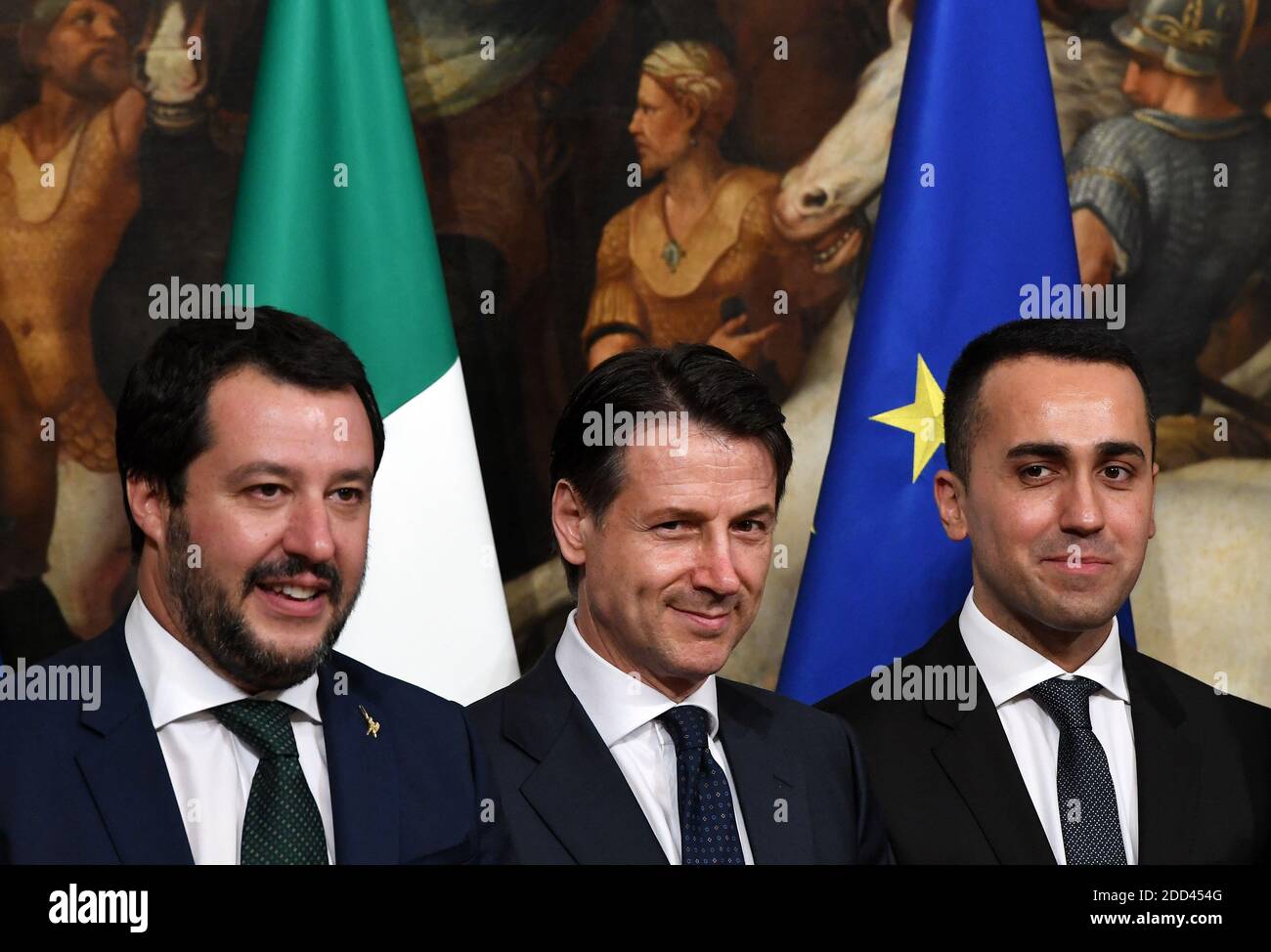 Le nouveau Premier ministre italien Giuseppe Conte (C) , le ministre de l'intérieur et député PM Matteo Salvini (L) et le ministre du travail et de l'industrie et député PM Luigi Di Maio (R) assistent à la cérémonie de la sonnerie, lors de la première réunion du Conseil du ministère du nouveau gouvernement au Palazzo Chigi, Le Palais du Premier Ministère à Rome, Italie, le 1er juin 2018. Photo par Eric Vandeville/ABACAPRESS.COM Banque D'Images