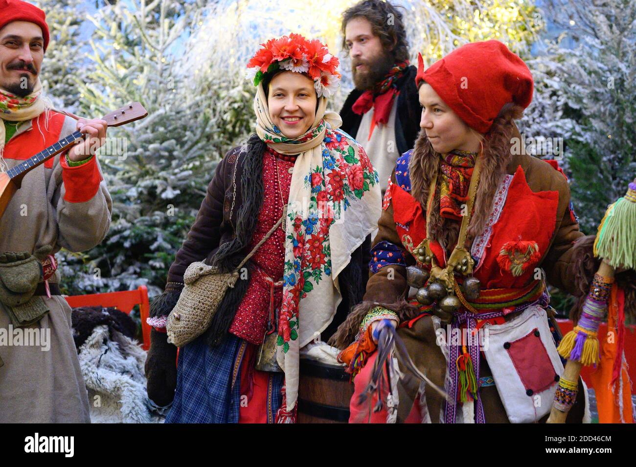 Moscou / Russie - décembre 2019: Les mimmers les artistes de gens en vêtements folkloriques russes ont du plaisir la veille du nouvel an sur la place rouge à Moscou en plein air Banque D'Images