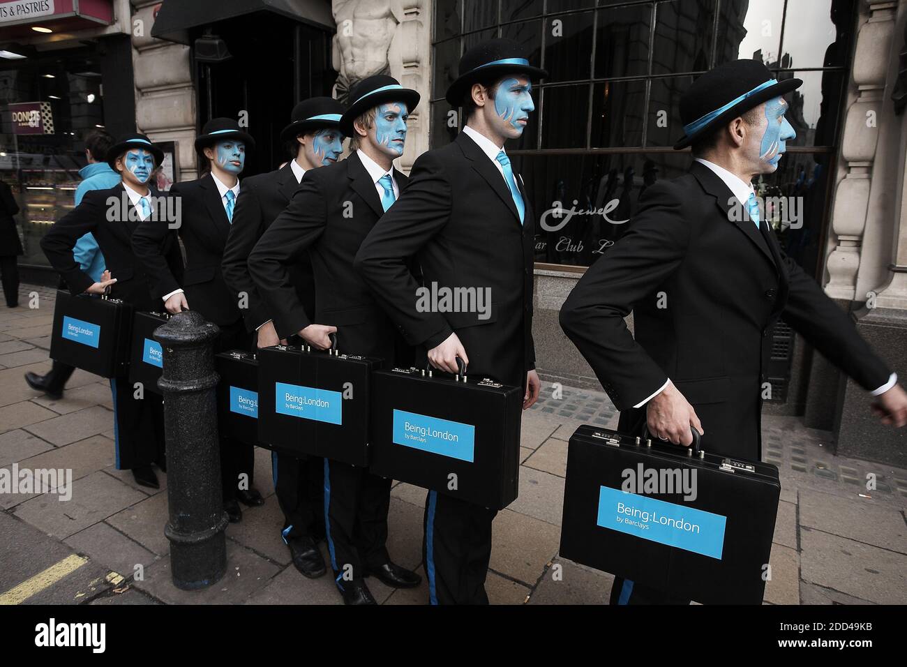 GRANDE-BRETAGNE / Angleterre / Londres / artistes de rue avec des visages peints cellebrating l'ouverture de la succursale de Barclays Bank à Piccadilly Circus. Banque D'Images
