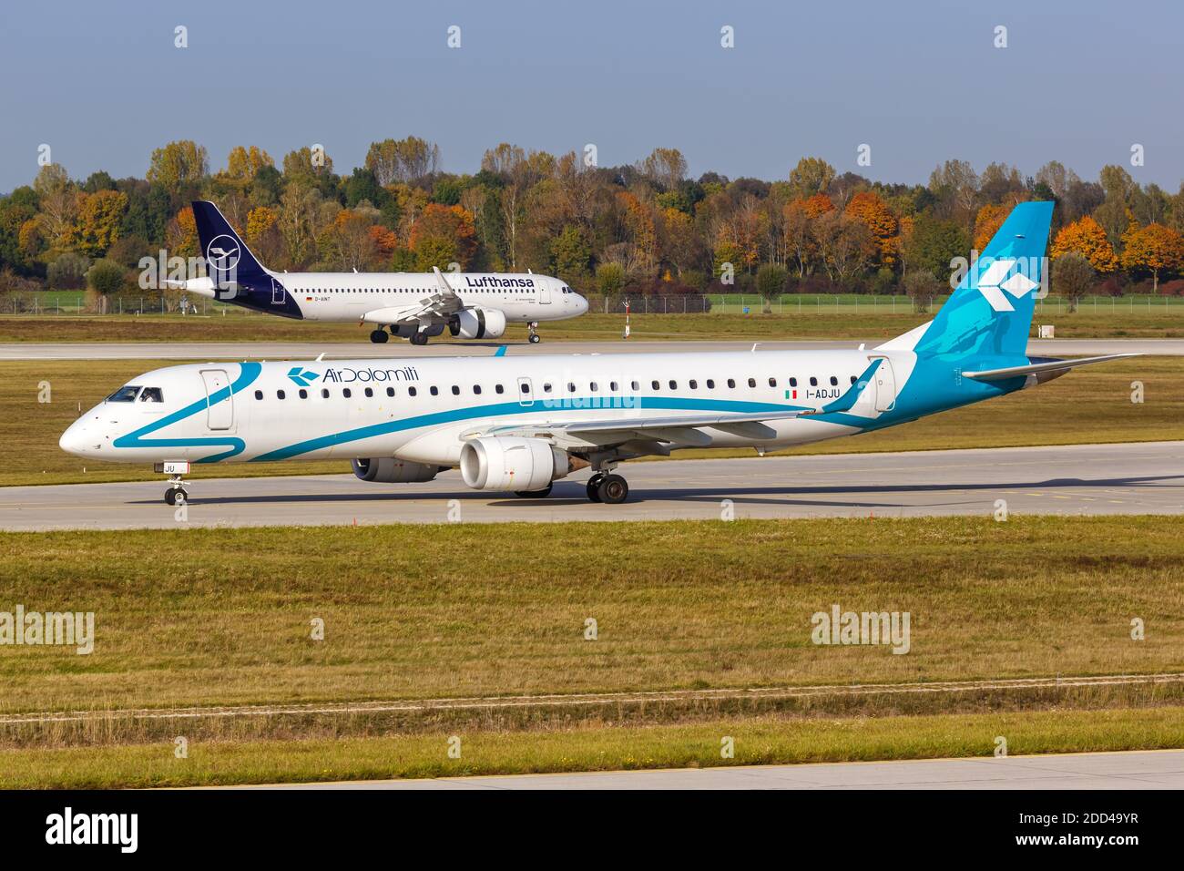 Munich, Allemagne - 21 octobre 2020 : avion Air Dolomiti Embraer ERJ 195 à l'aéroport de Munich en Allemagne. Banque D'Images