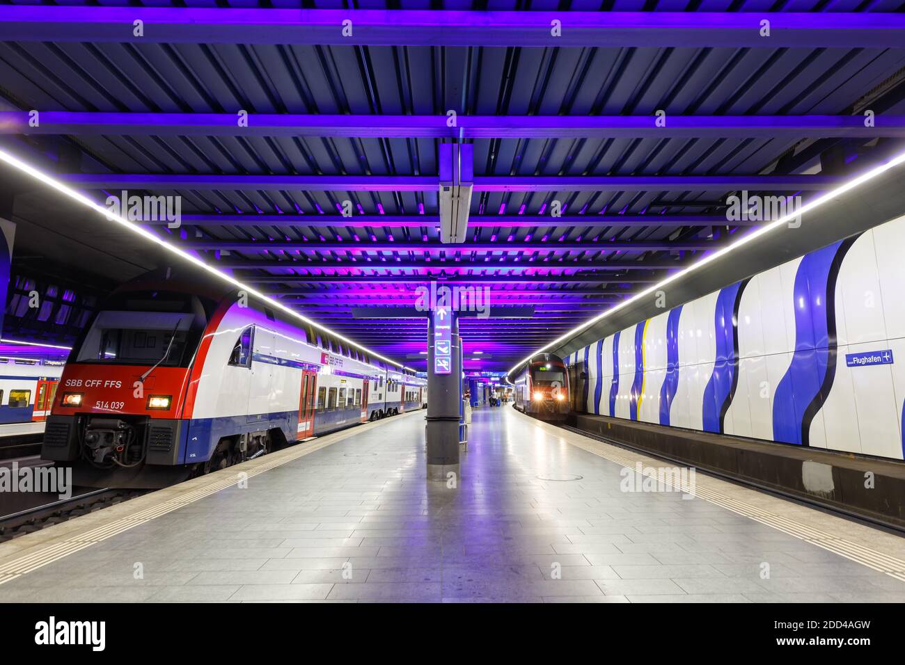 Zurich, Suisse - 23 septembre 2020 : trains S-Bahn à double étage Siemens Desiro à la gare de l'aéroport de Zurich en Suisse. Banque D'Images
