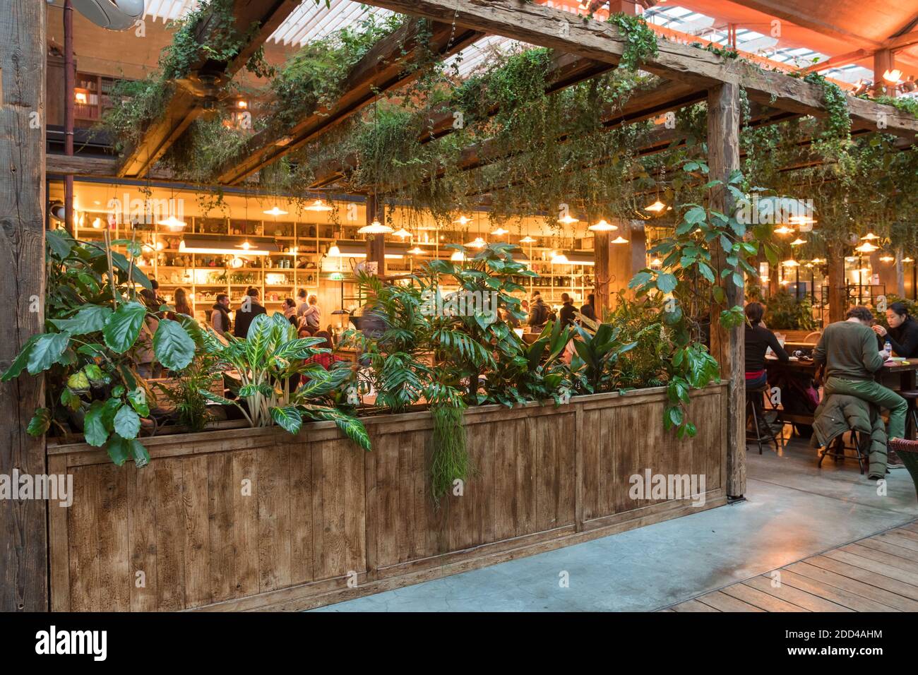 Salle à manger végétative dans le marché alimentaire italien Felicita (Big Mamma, Station f), Paris, France. Le plus grand restaurant d'Europe. Banque D'Images