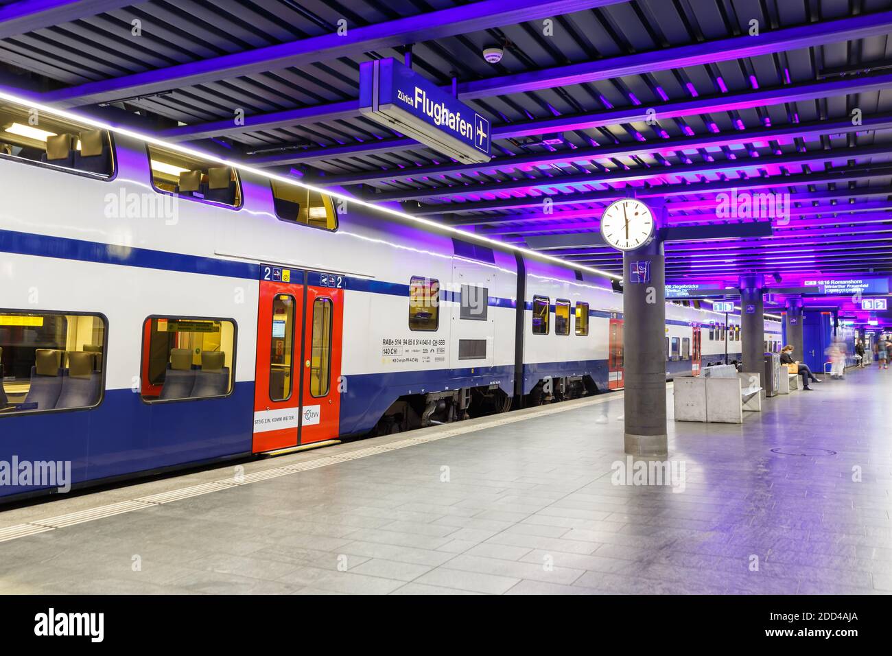 Zurich, Suisse - 23 septembre 2020 : train S-Bahn à double étage Siemens Desiro à la gare de l'aéroport de Zurich, en Suisse. Banque D'Images