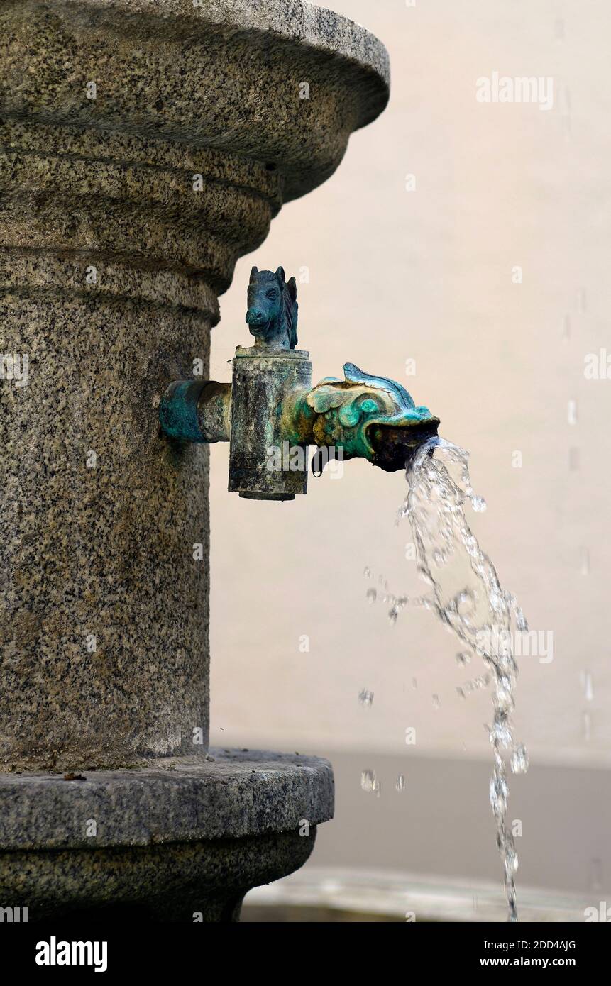 Autriche, Linz, détail de la fontaine d'eau potable anmed Planetenbrunnen dans la cour d'arcade du bâtiment Landhaus, la ville était capitale européenne de la culture Banque D'Images