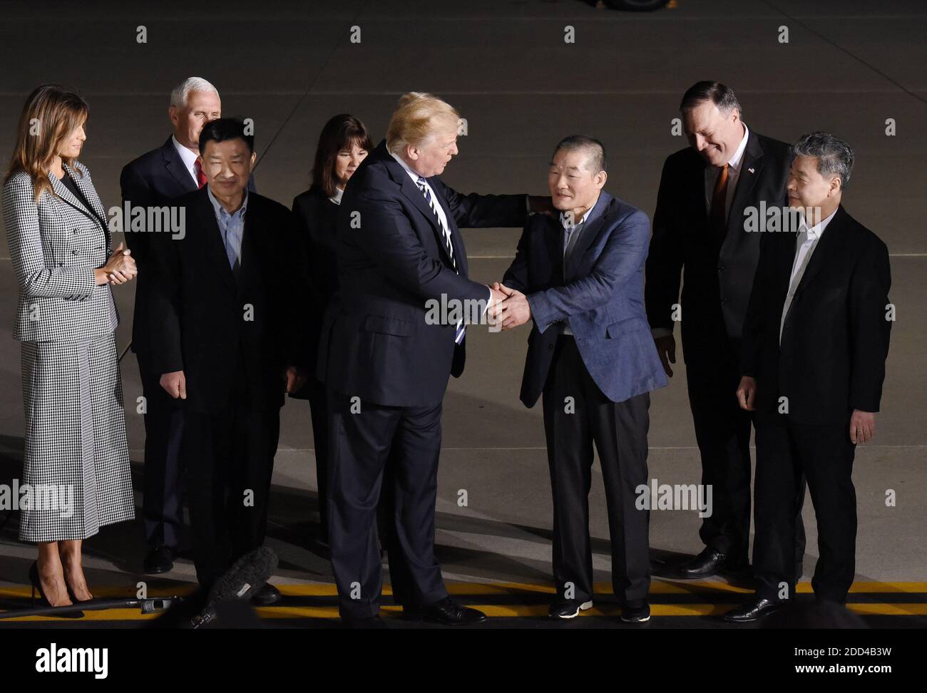 Le président américain Donald Trump salue les trois Américains libérés de la Corée du Nord à leur arrivée à la base aérienne d'Andrews, à l'extérieur de Washington, jeudi matin. 10 mai 2018 dans le Maryland. Photo par Olivier Douliery/Abaca Press Banque D'Images