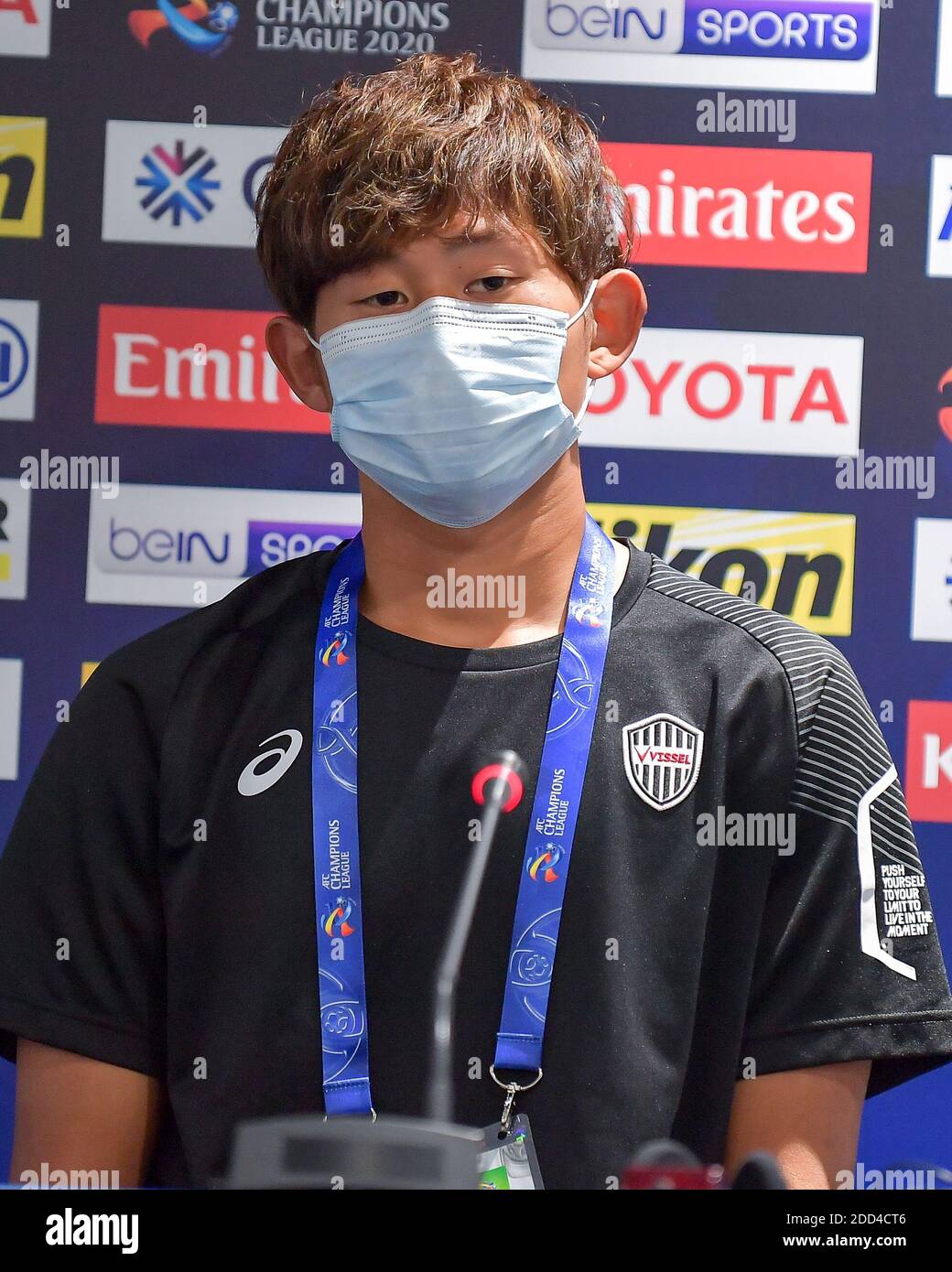 (201124) -- DOHA, le 24 novembre 2020 (Xinhua) -- Yuta Goke, joueur de Vissel Kobe, assiste à la conférence de presse avant le match du groupe G entre Vissel Kobe du Japon et Guangzhou Evergrande de Chine à la Ligue des champions de l'AFC 2020 à Doha, capitale du Qatar, le 24 novembre 2020. (Photo par Nikku/Xinhua) Banque D'Images