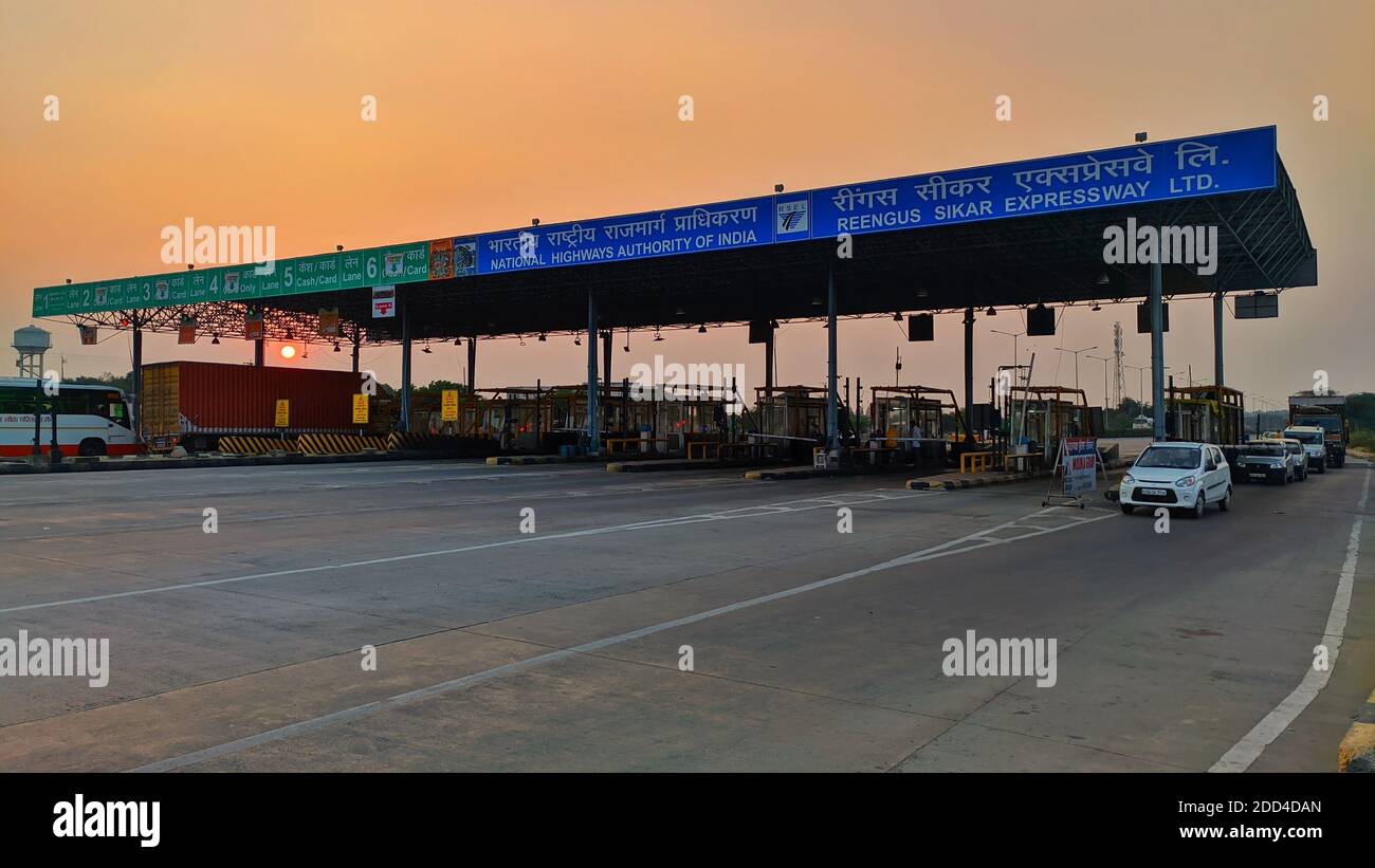 Novembre 2020- Mahroli, Jaipur, Inde / Centre de National Highway Express péage plaza. Vue latérale de la taxe de péage sur NHAI. Banque D'Images