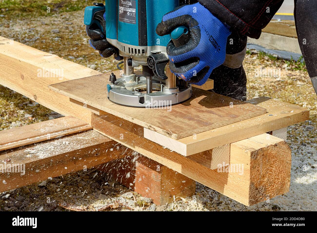 Le procédé de fraisage du bois avec une machine circulaire. Passion pour la  sculpture sur bois. Main dorée Photo Stock - Alamy