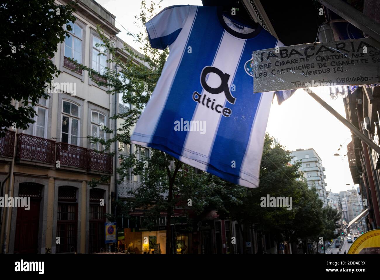 Porto, Portugal - 27 août 2020 : Maillot Futebol Clube do Porto en vente dans une rue de Porto Banque D'Images