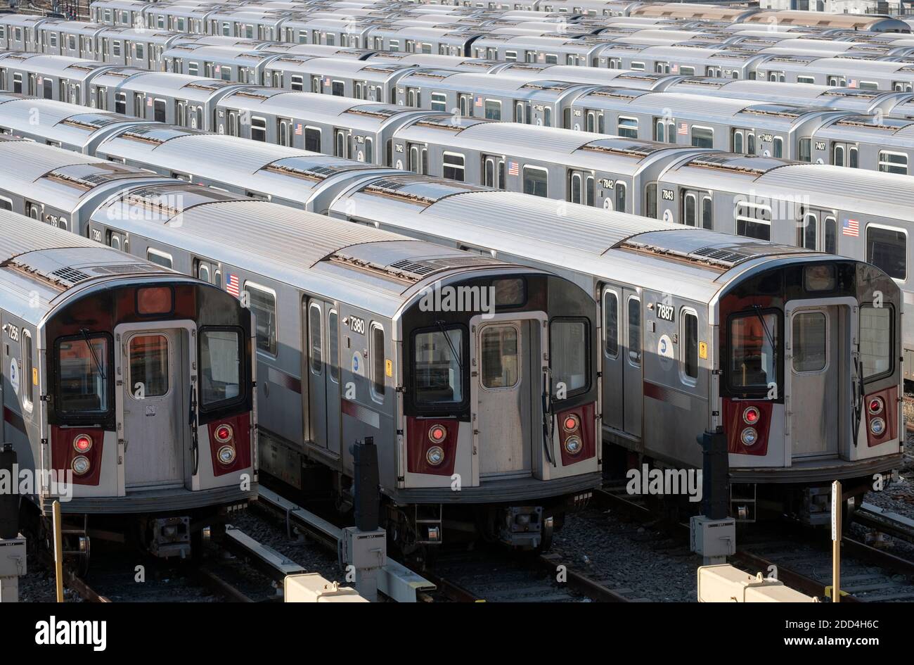 Les métros numéro 7 stationnés dans le MTA Corona Yard et les installations d'entretien. À Queens, New York. Banque D'Images