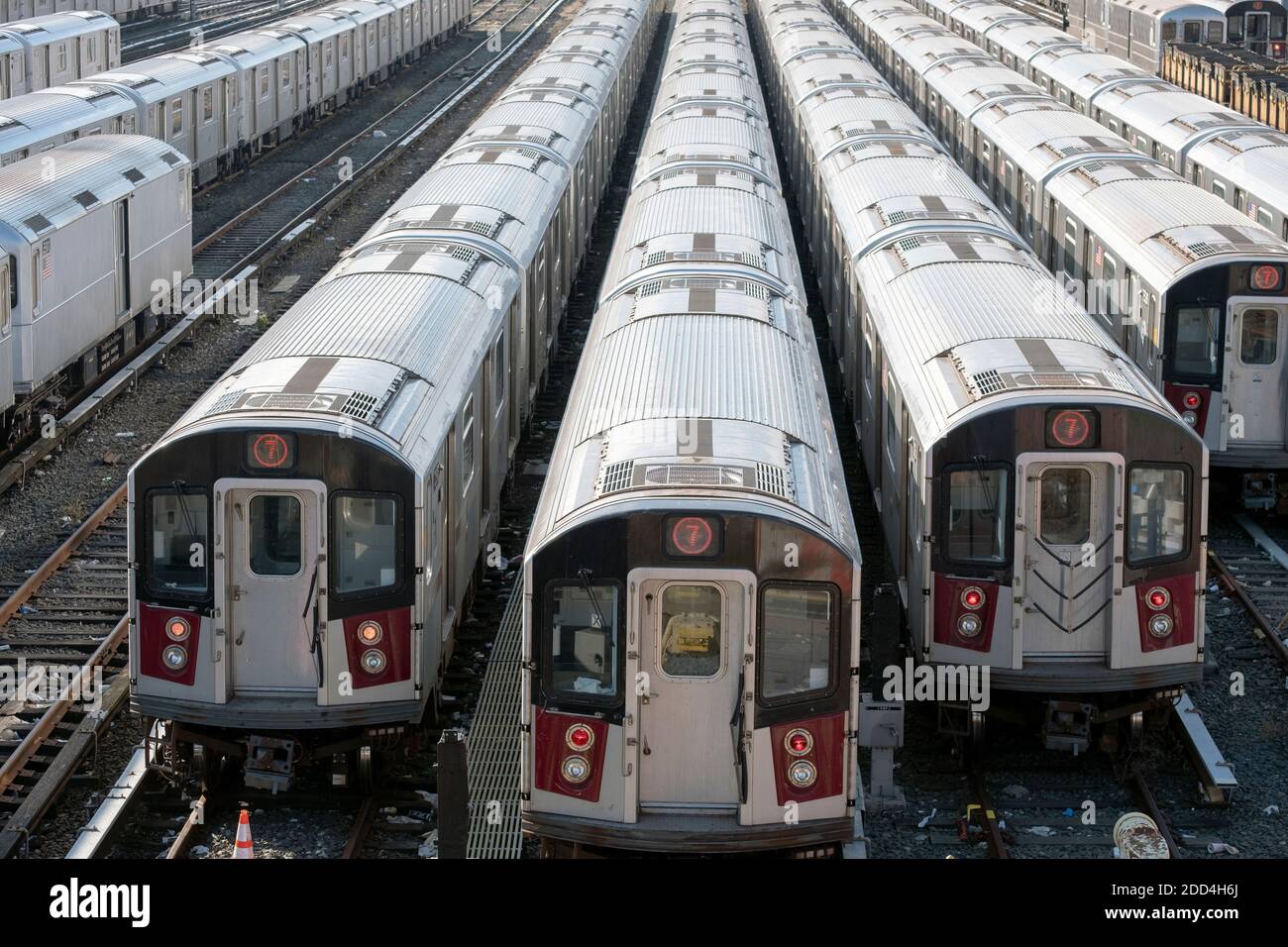 Les métros numéro 7 stationnés dans le MTA Corona Yard et les installations d'entretien. À Queens, New York. Banque D'Images